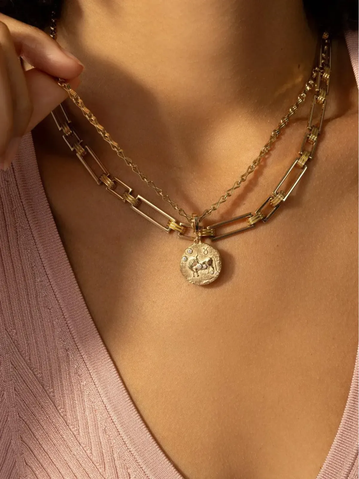 Azlee 18K イエローゴールド ダイヤモンド タウルスコイン ネックレス - 画像4