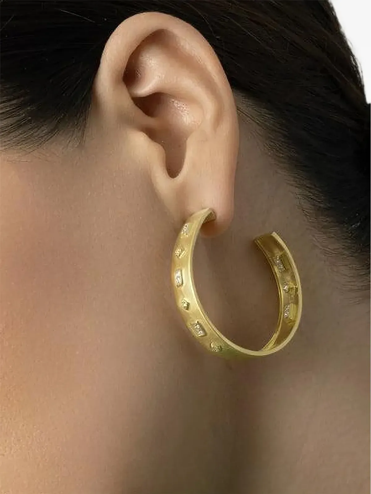 Tanya Farah 18Kイエローゴールド ダイヤモンド ベゼル フープピアス - 画像2