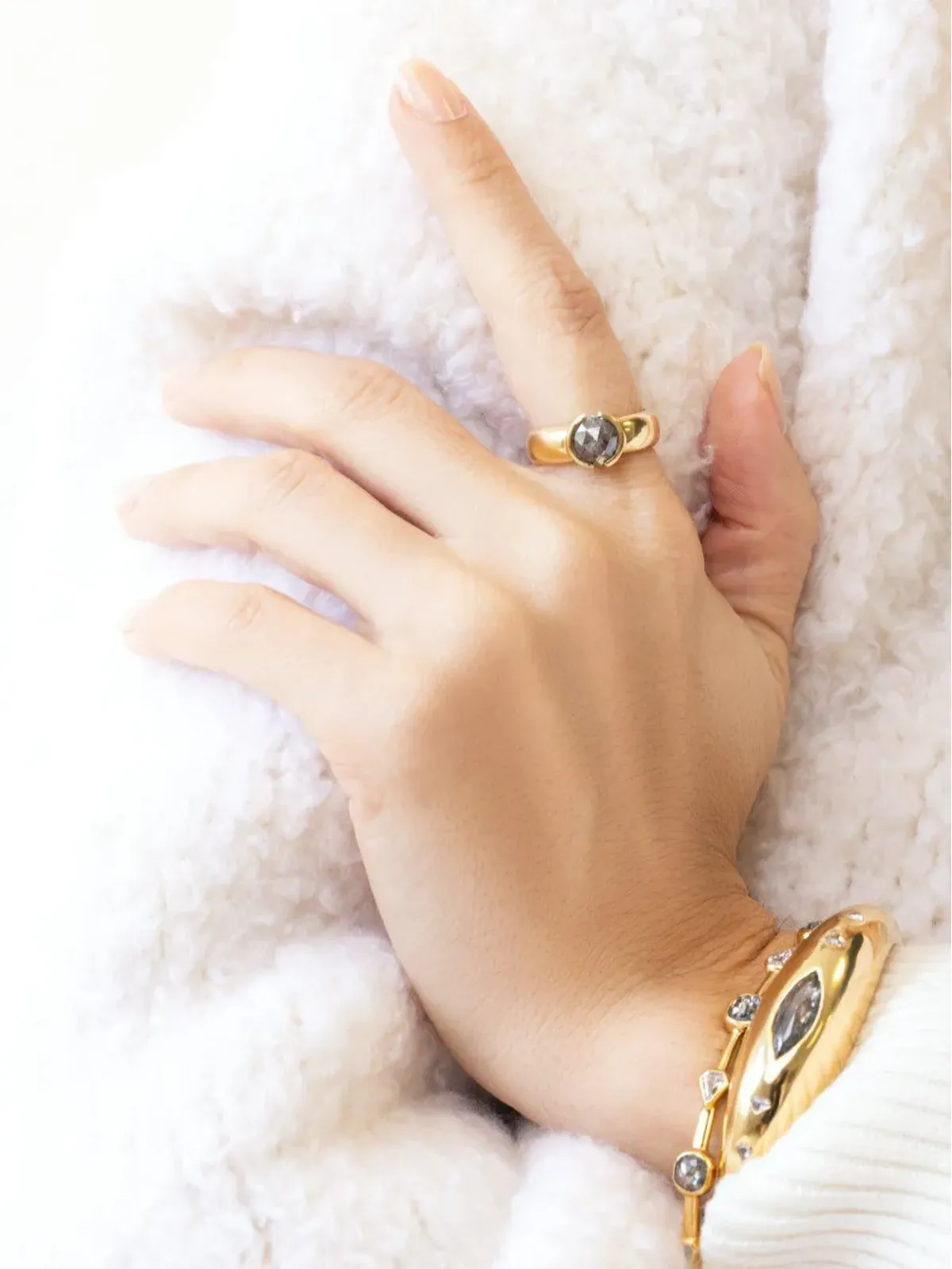 NIMO WITH LOVE 18K イエローゴールド チャビー ダイヤモンドとサファイア リング - 画像2