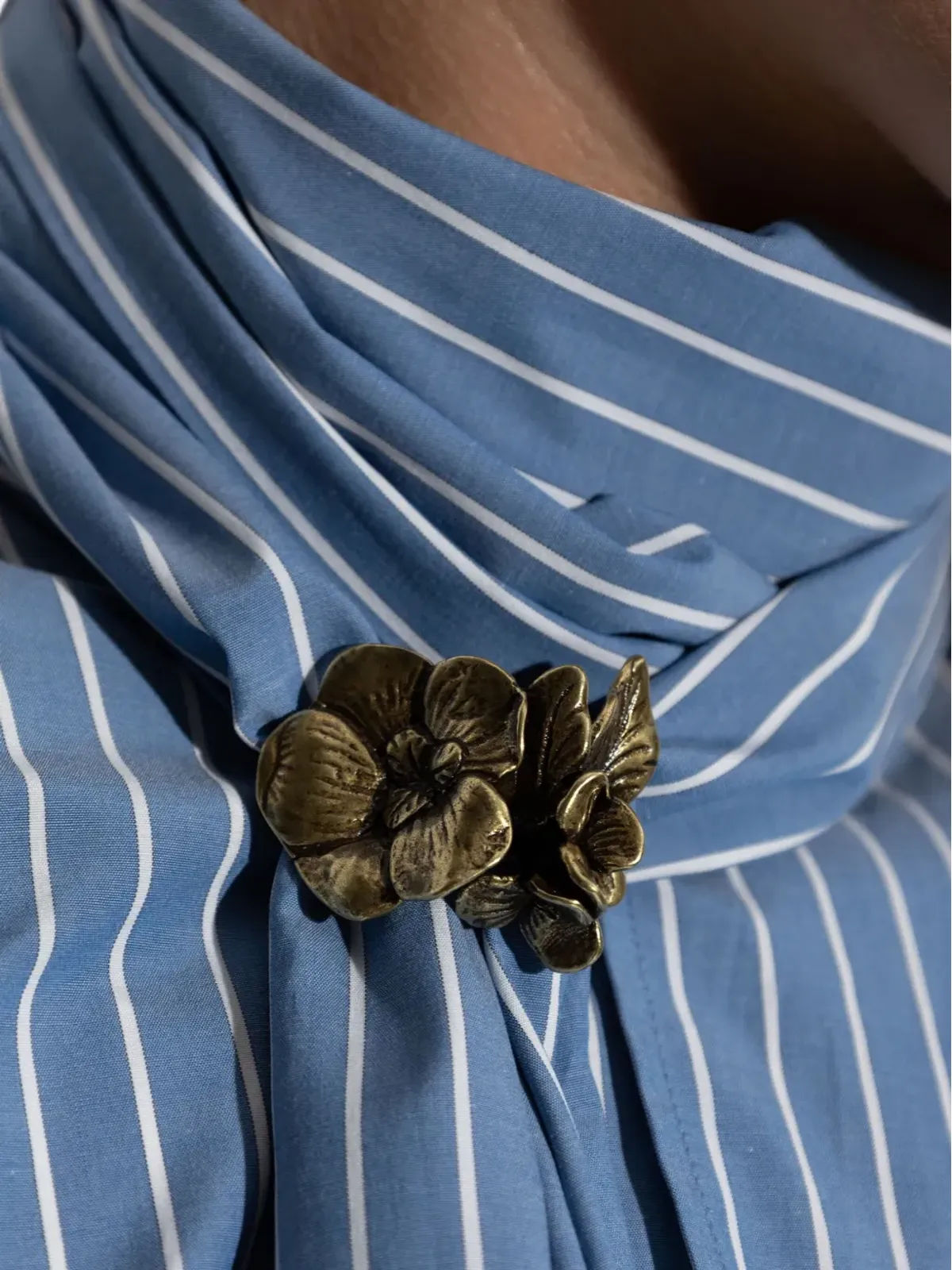 Max Mara ディスコストライプ花ブローチ付きブラウス - 画像5