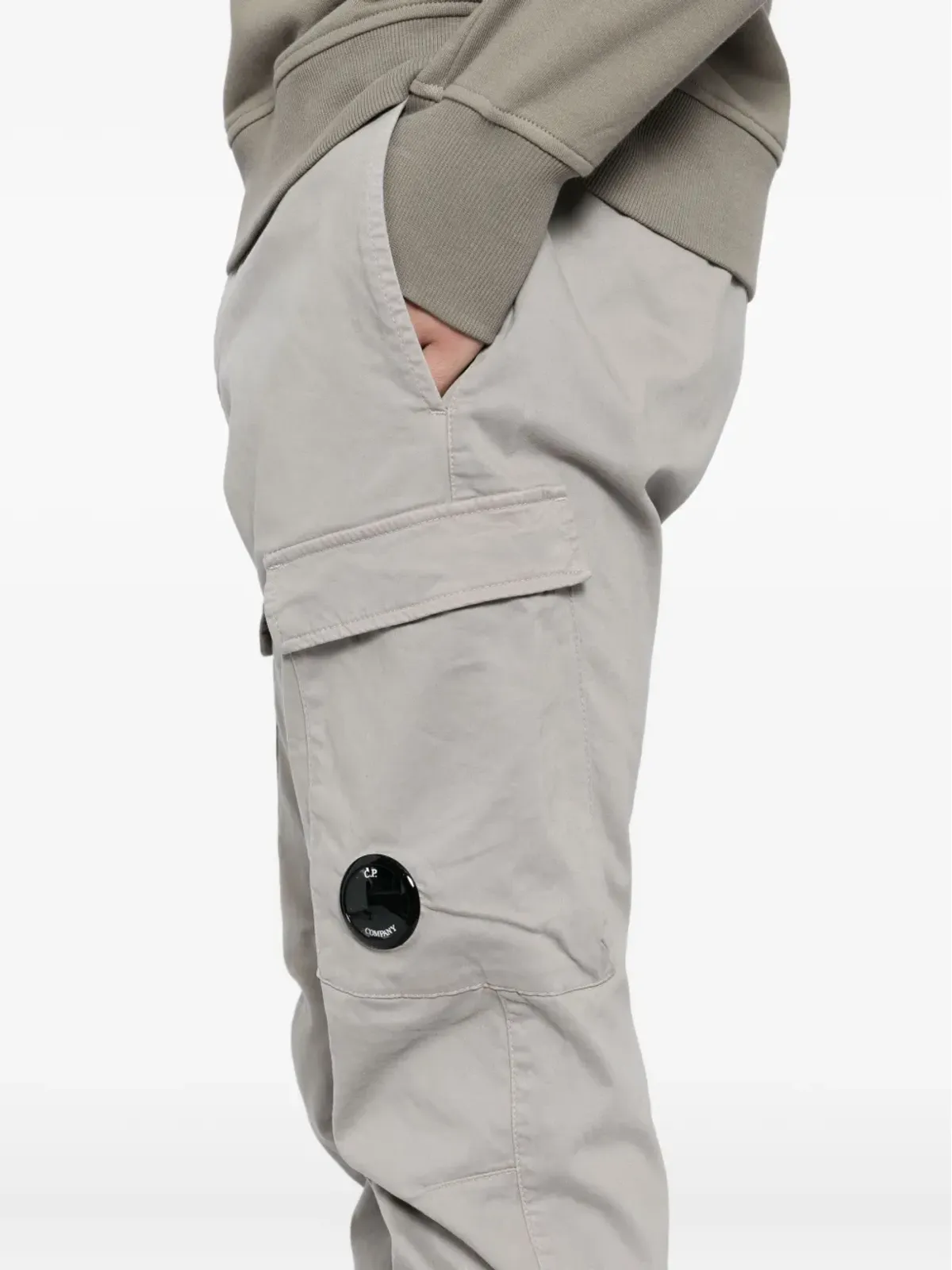C.P. Company ロゴプレート付きカーゴパンツ（グレー） - 画像5