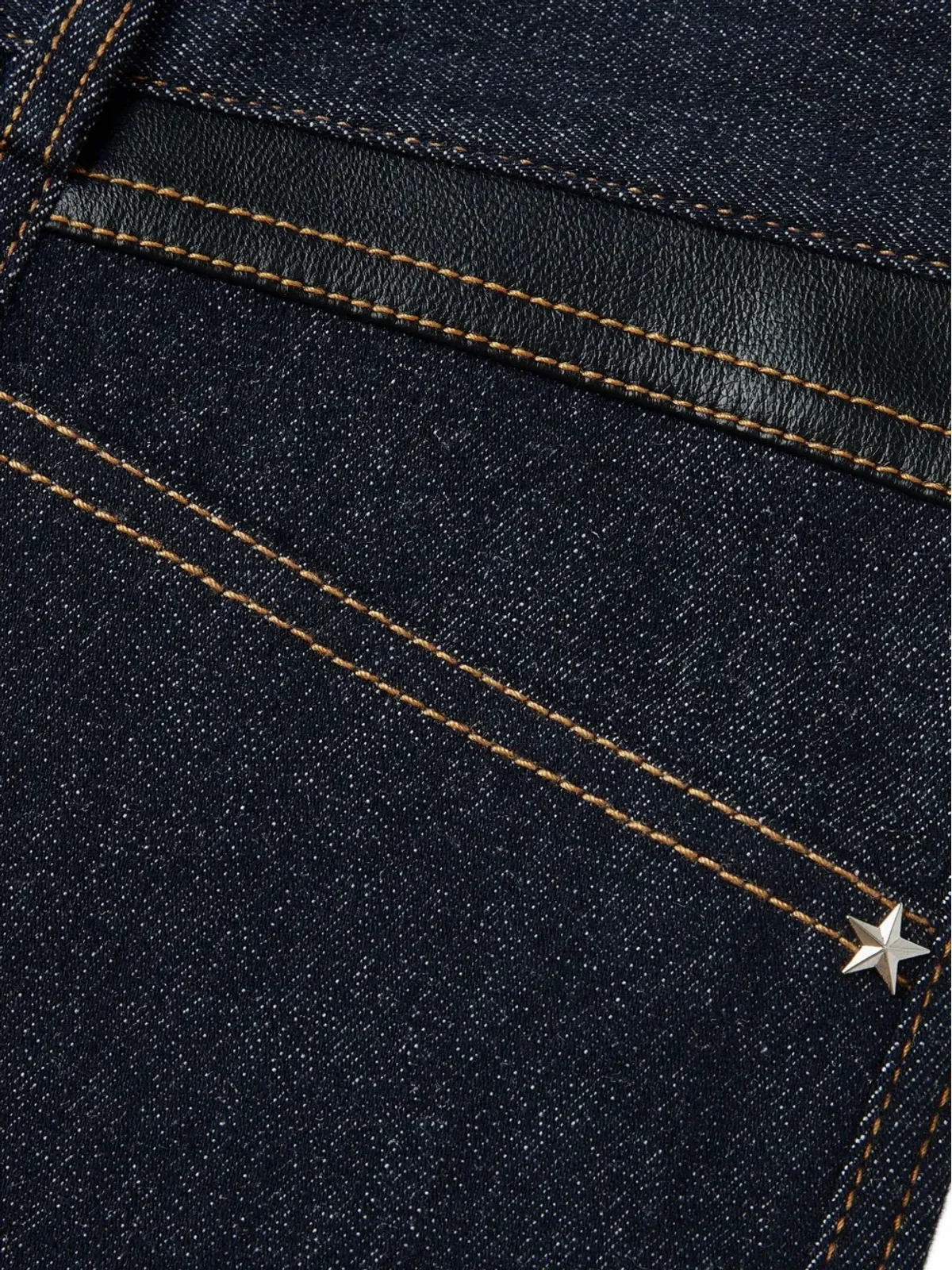Shanghai Tang ブラックのレザーパッチ付きジーンズ - 画像5