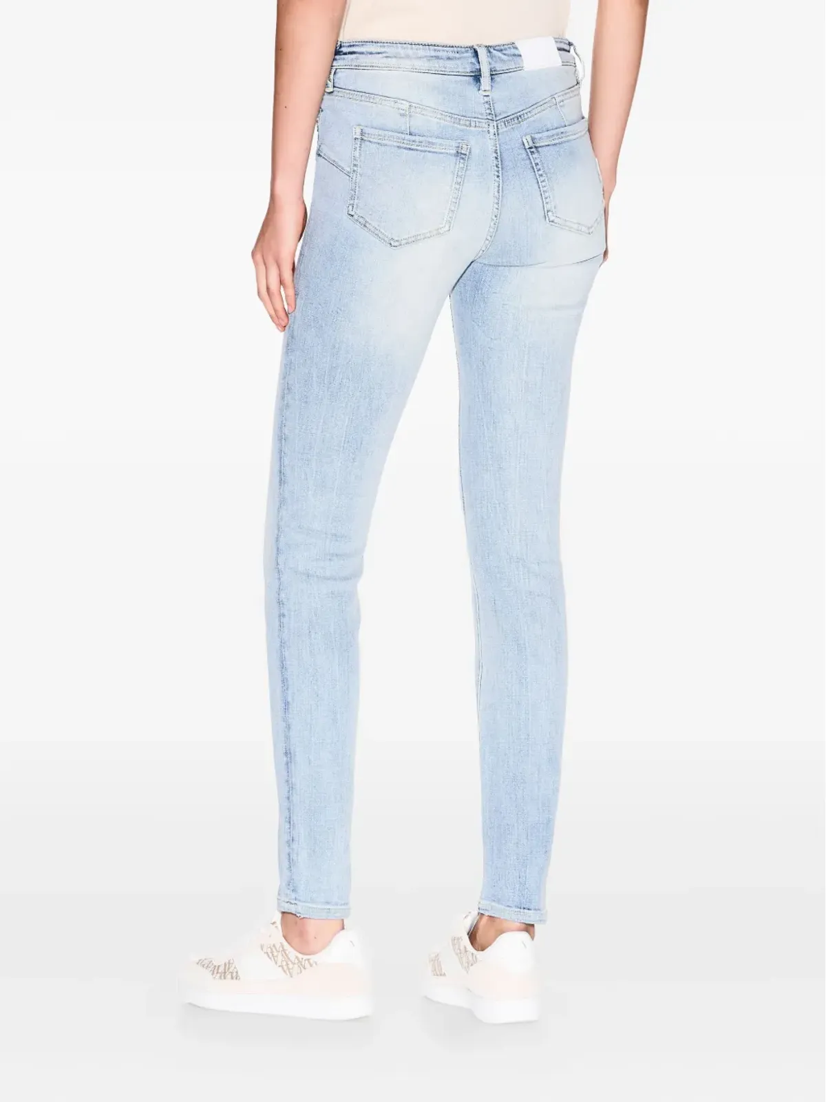 Armani Exchange ライトウォッシュ ブルーのスキニージーンズ - 画像4