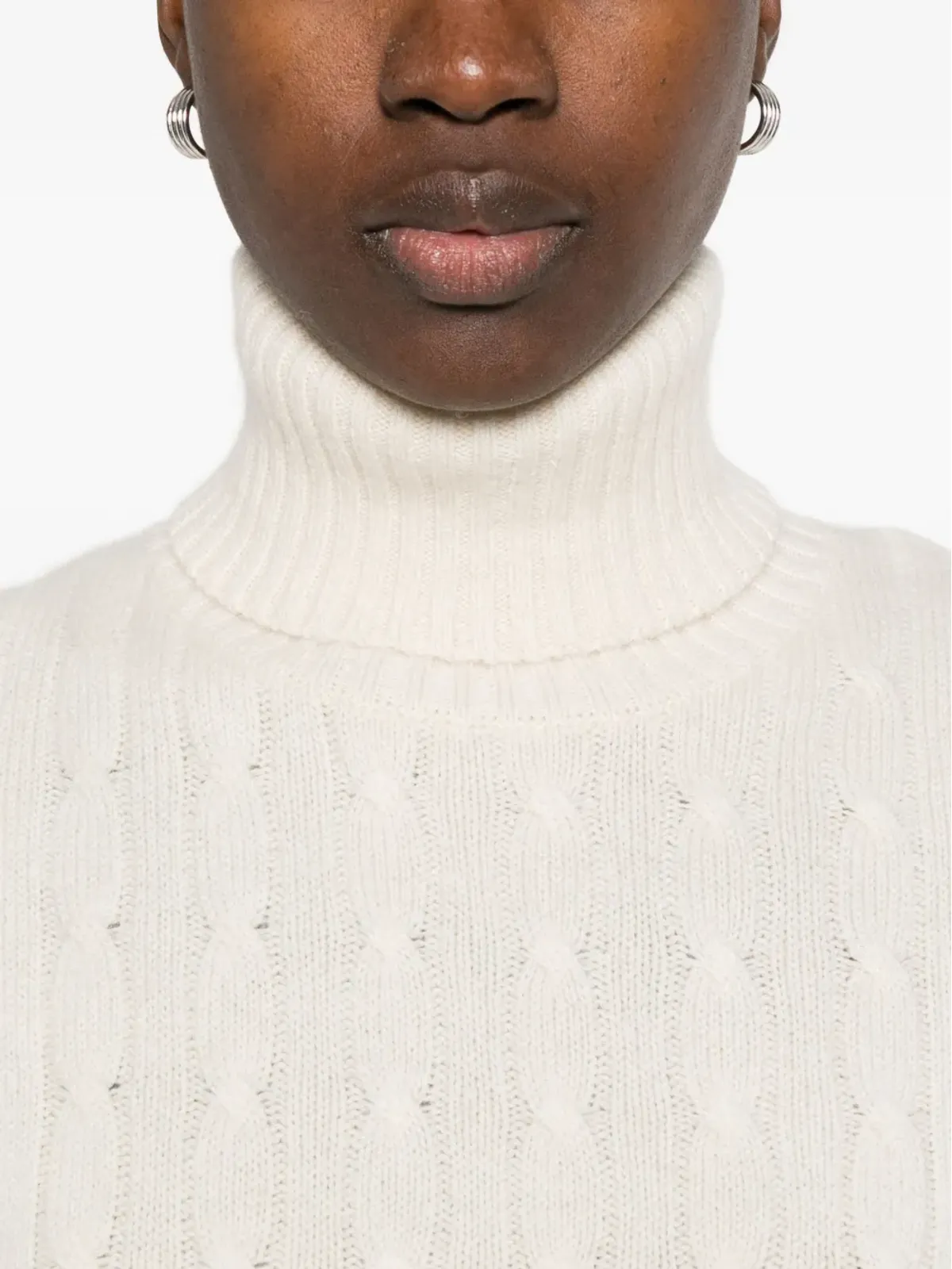 Allude ケーブルニット タートルネックセーター - 画像5