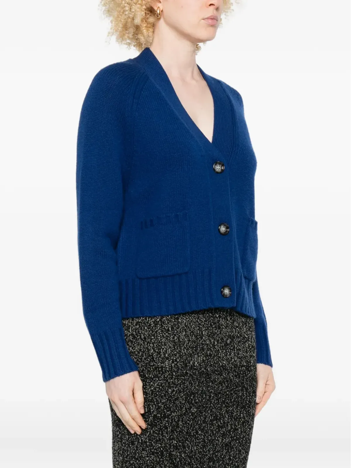 Allude パッチポケット付きボタンカーディガン - 画像3