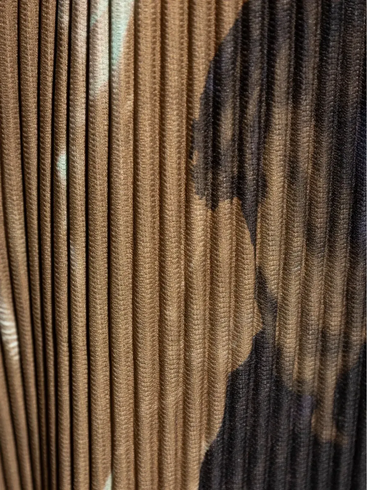 Homme Plissé Issey Miyake プリーツ柄抽象プリントパンツ - 画像5