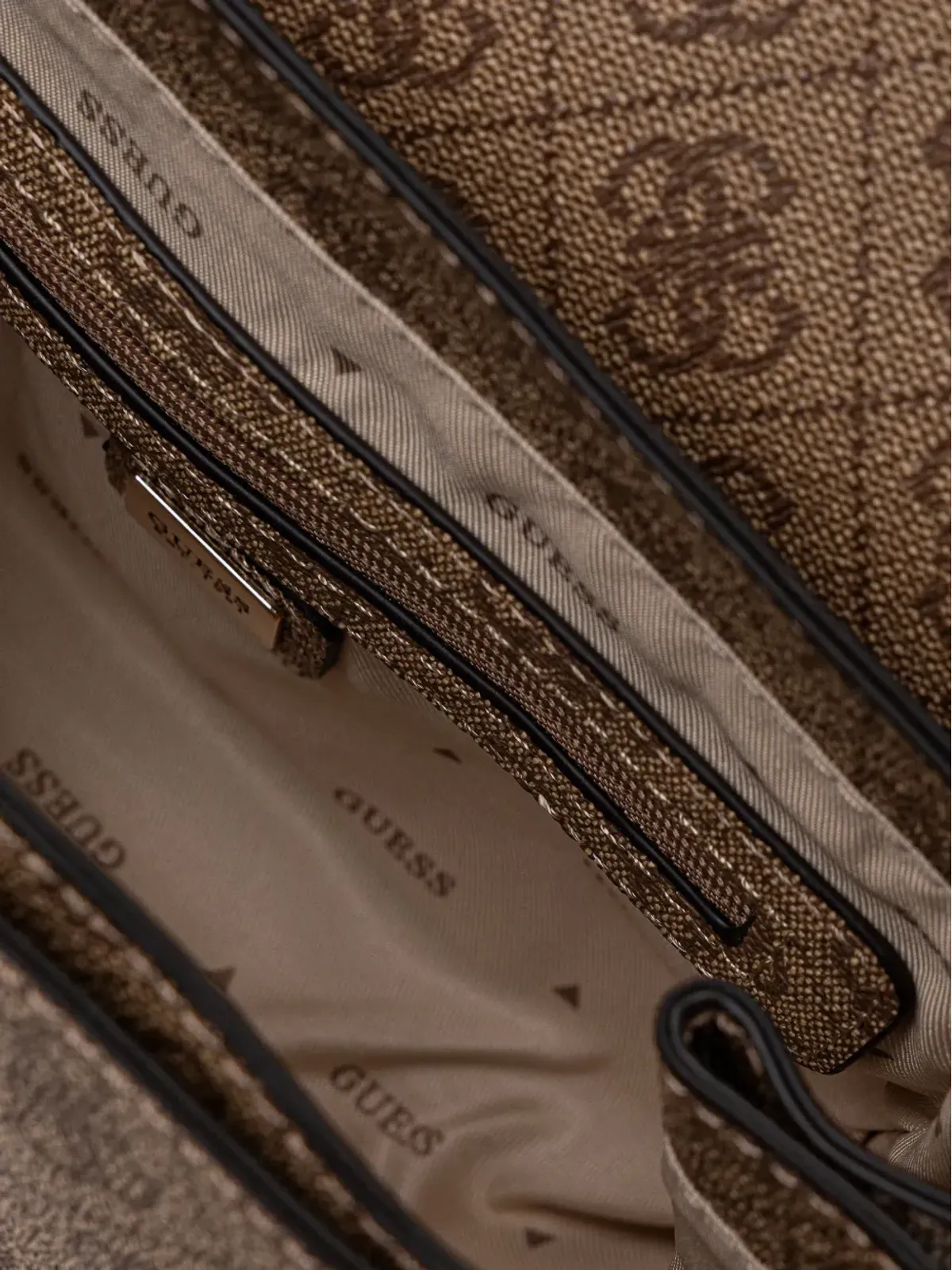 GUESS USA モノグラム柄チェーンサッチェルバッグ - 画像5