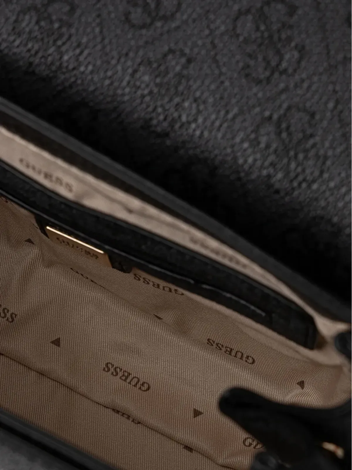 GUESS USA ロゴプレート チェーンストラップ サッチェルバッグ - 画像5