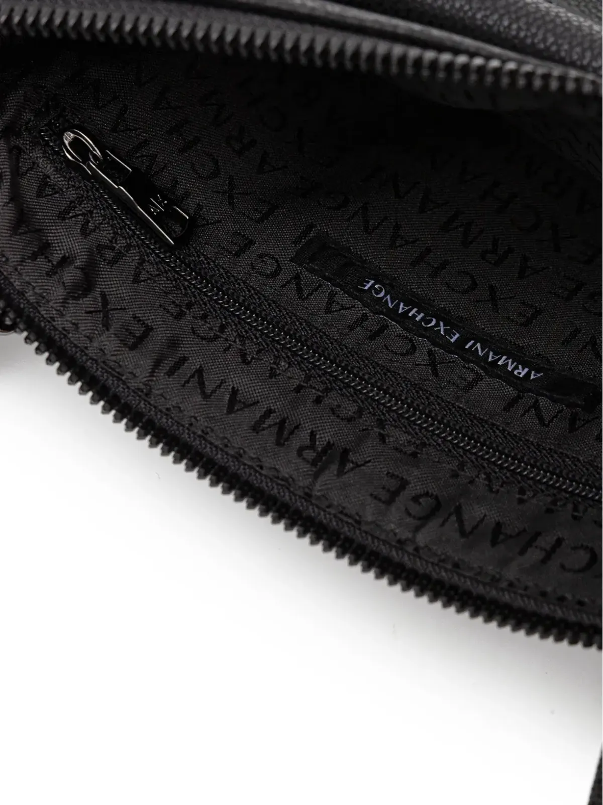 Armani Exchange ロゴディテール ポケット メッセンジャーバッグ ブラック - 画像5