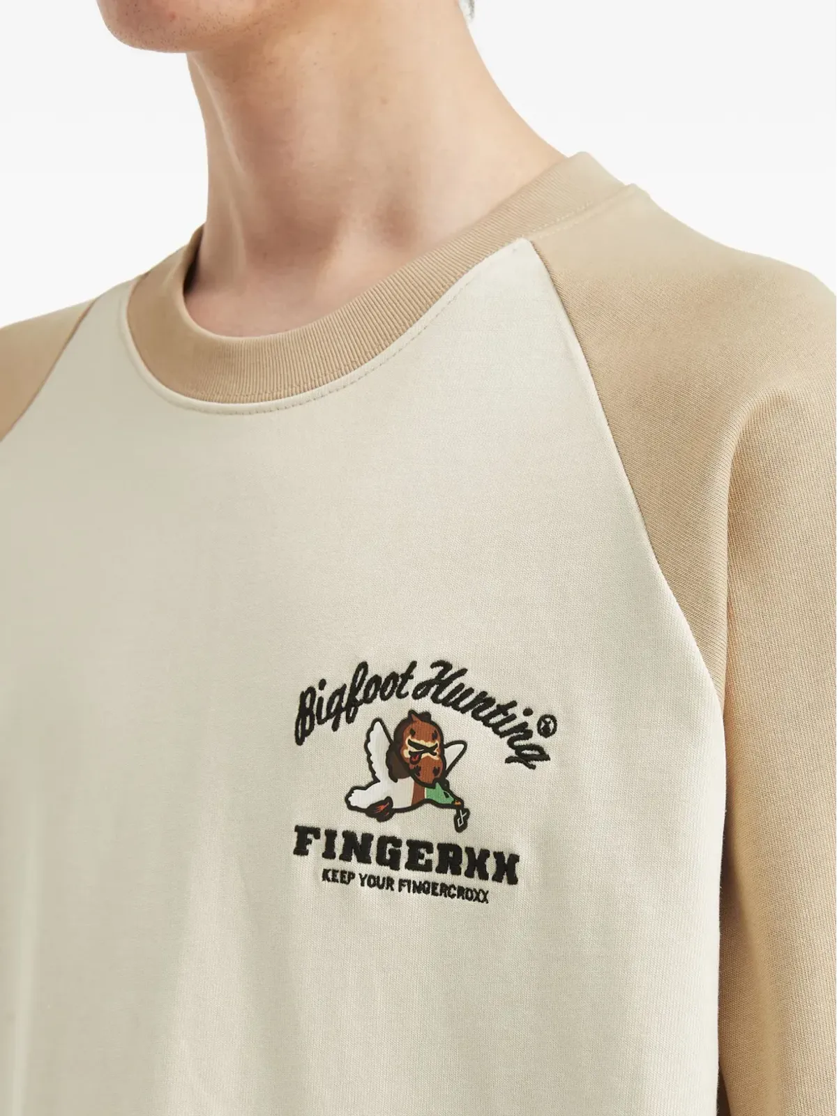 FINGERCROXX ツートーン刺繍入り Tシャツ - 画像5