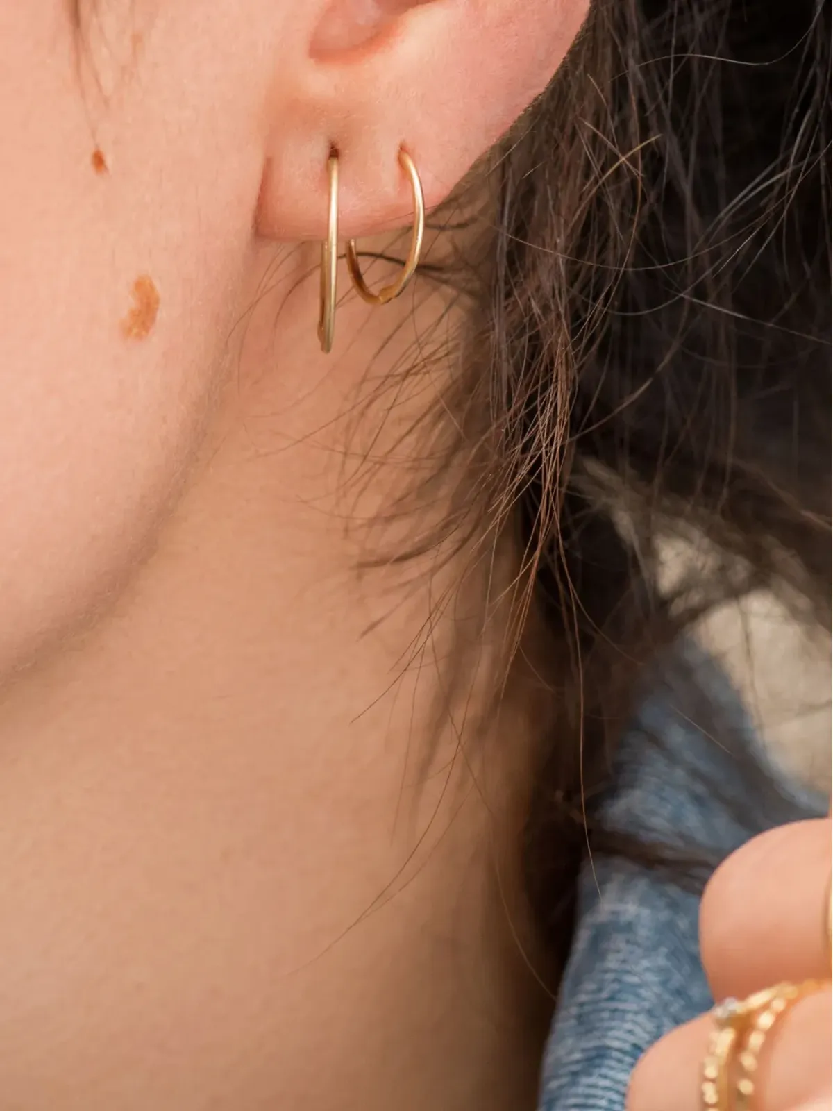 We by WHITEbIRD 14Kイエローゴールド ミディアム Yvette フープピアス - 画像2