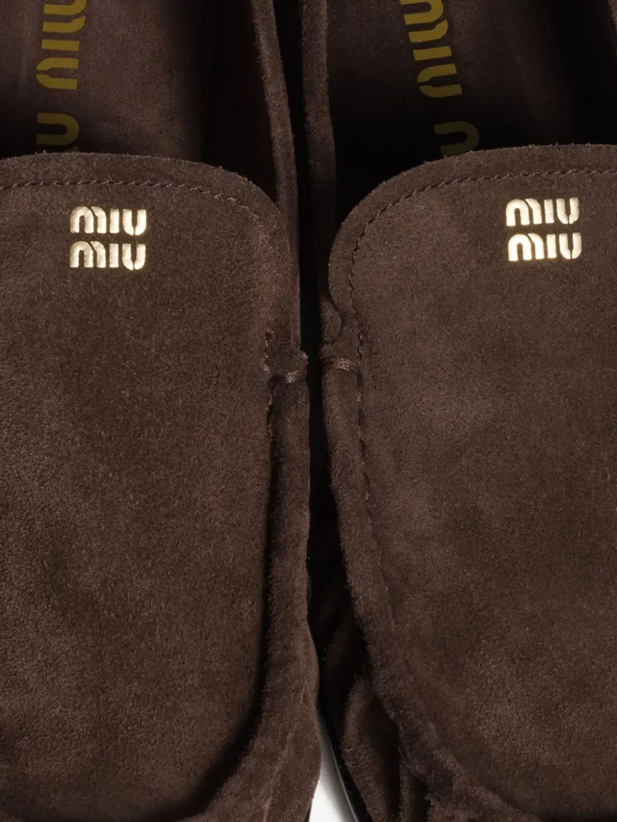 Miu Miu ロゴプリント スエード ローファー - 画像4