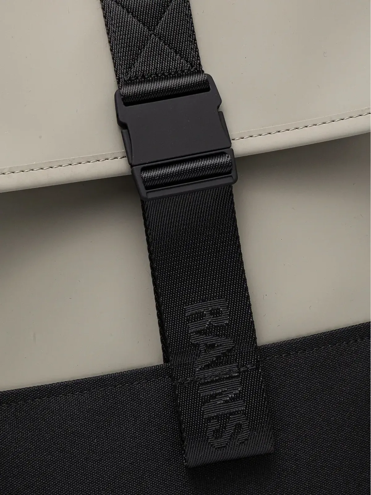 Rains Trail buckle-strap backpack - 画像2