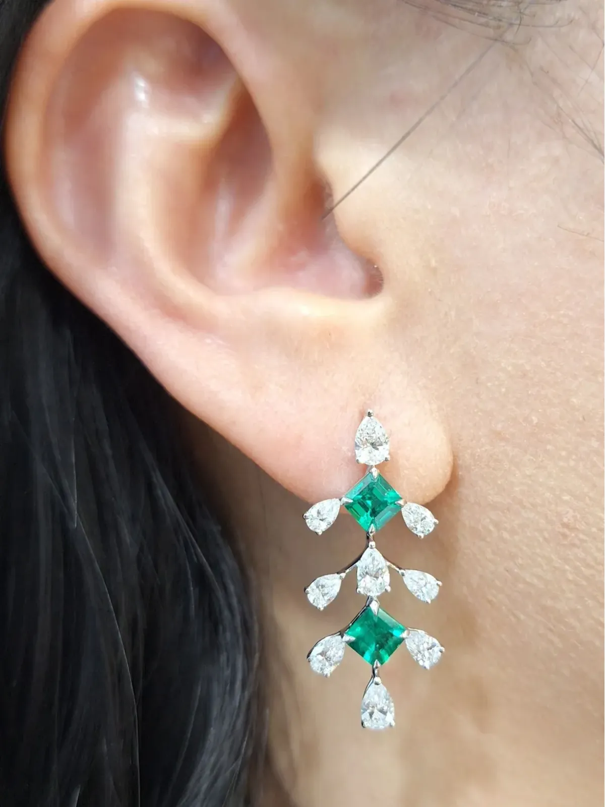 HYT Jewelry 18Kホワイトゴールド エメラルドとダイヤモンド イヤリング - 画像2