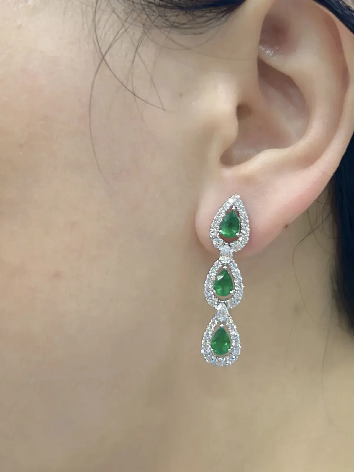 HYT Jewelry 18Kホワイトゴールド エメラルドとダイヤモンド ダングリングイヤリング - 画像2