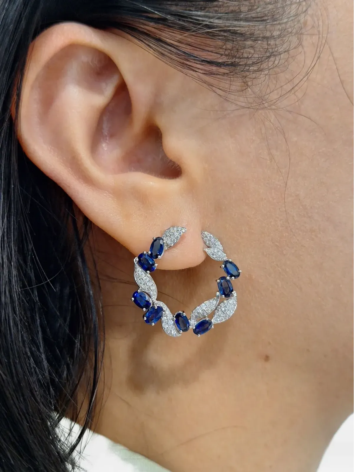 HYT Jewelry 18Kホワイトゴールド サファイアとダイヤモンド フープピアス - シルバー - 画像2