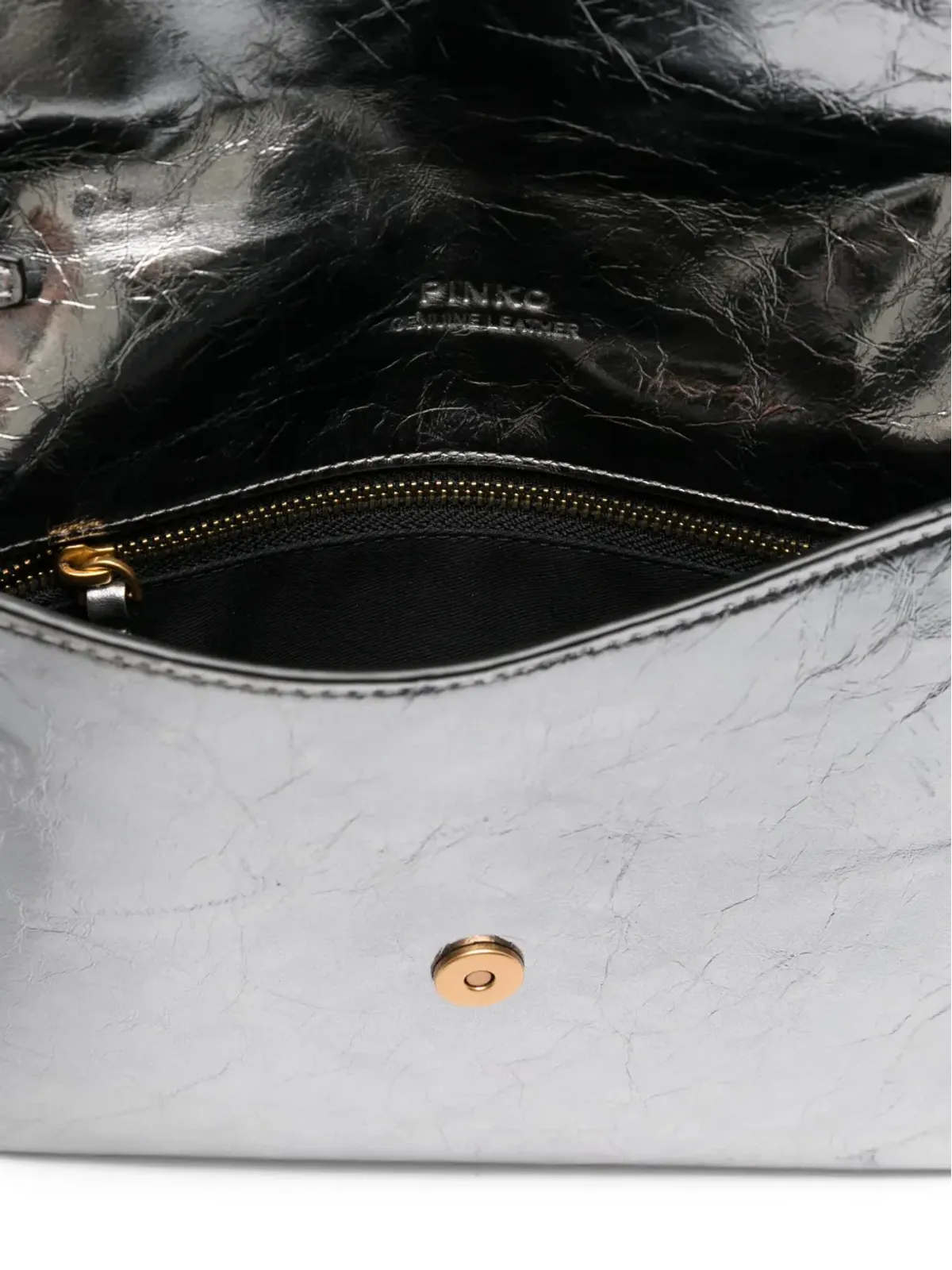 PINKO グレーのメタリックレザー フラップクラッチ - 画像5