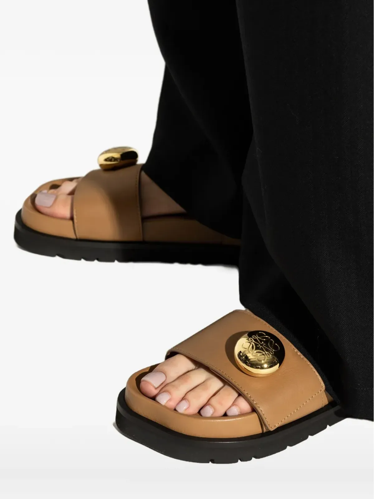LOEWE レザー ボタン装飾 サンダル - 画像5