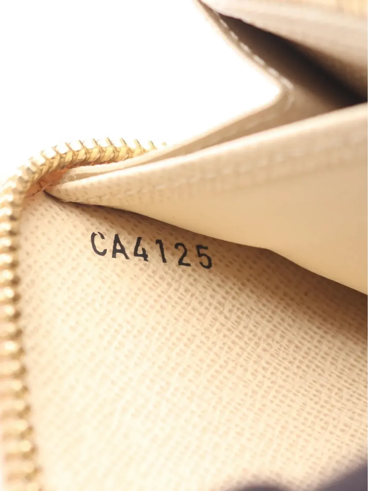 Louis Vuitton Pre-Owned 2015 Zippy wallet - Neutrals - 画像4