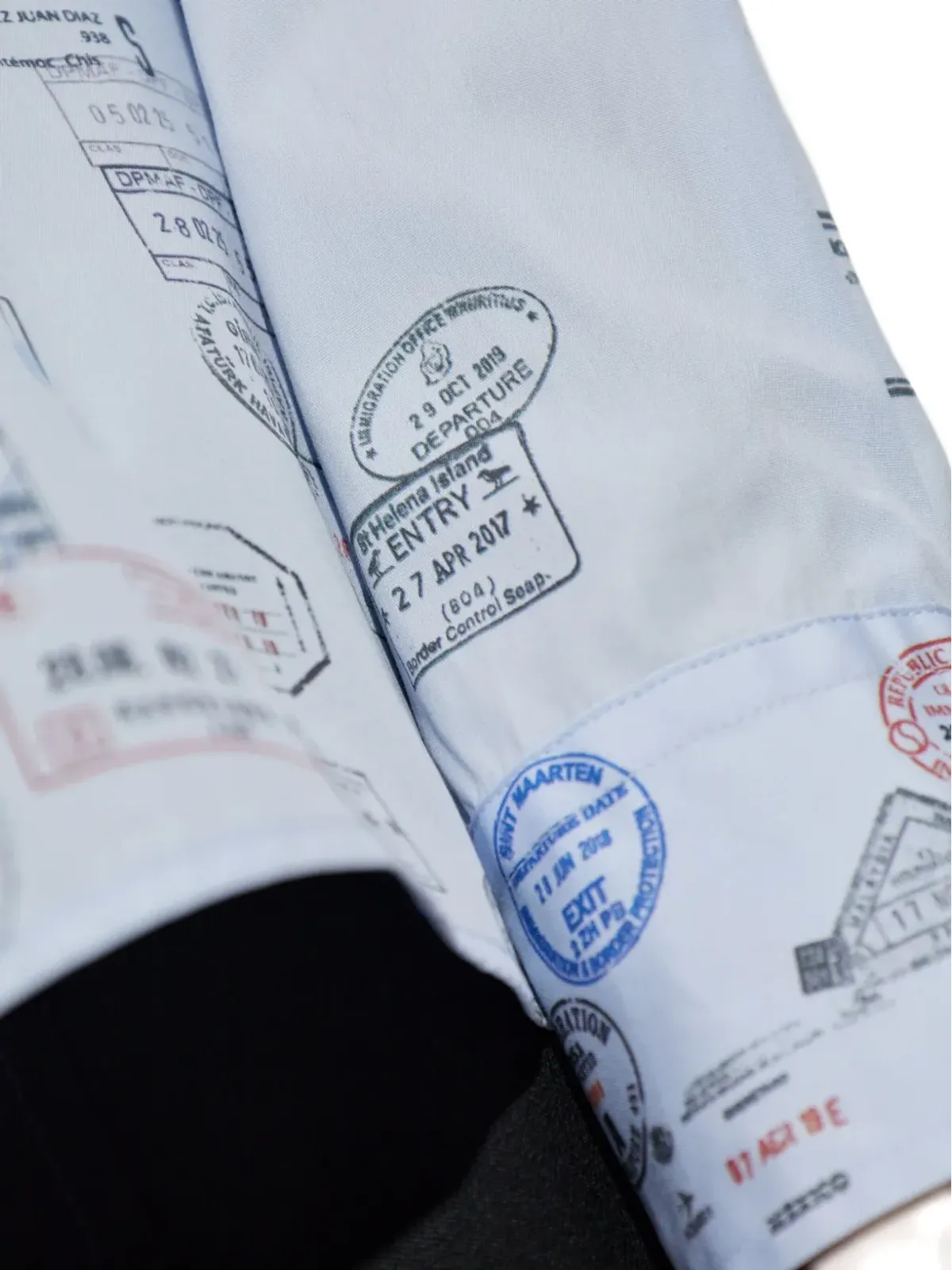 VETEMENTS パスポートスタンププリントシャツ - 画像5