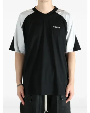 VETEMENTS ラグランスリーブ Vネック Tシャツ ブラック - サムネイル2