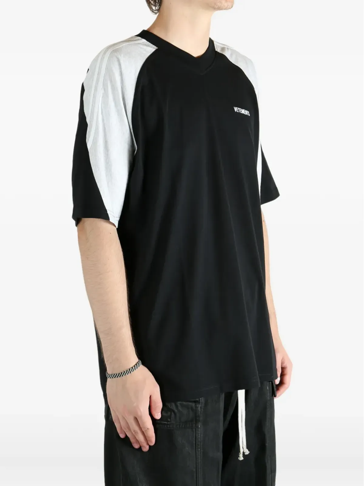 VETEMENTS ラグランスリーブ Vネック Tシャツ ブラック - 画像3