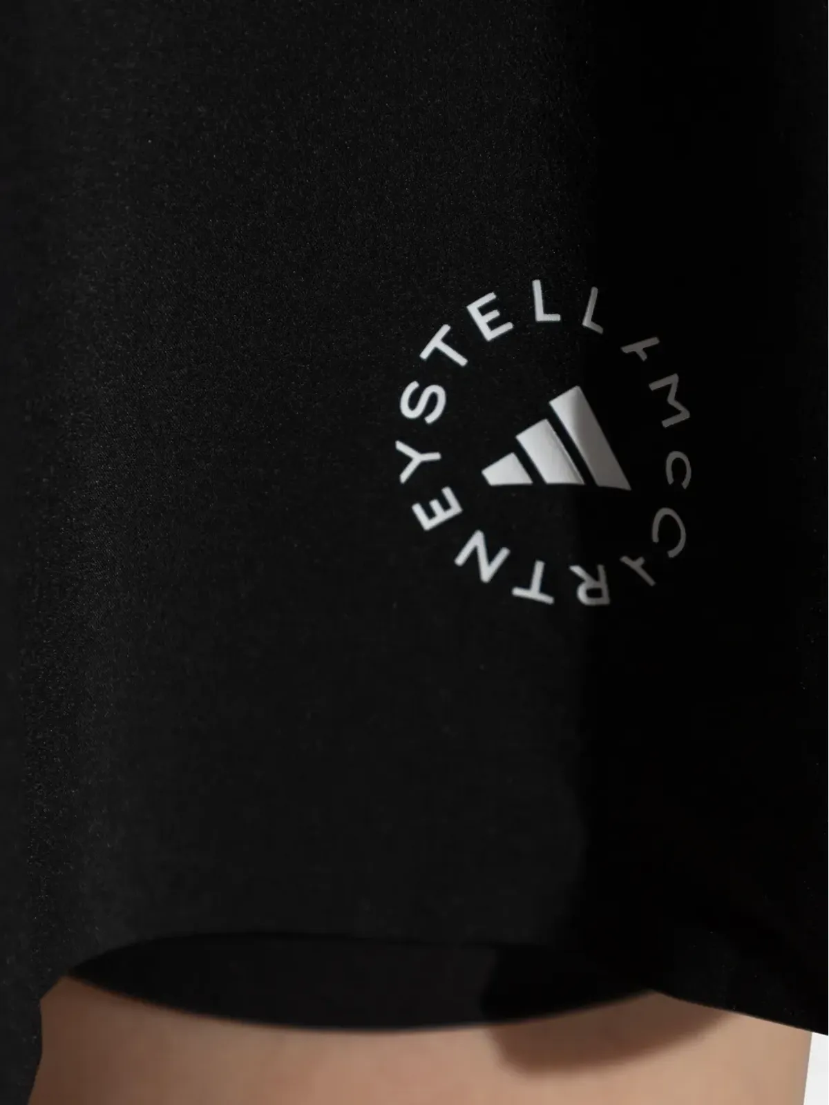 adidas by Stella McCartney プリーツ ロゴディテール スカート（ブラック） - 画像5