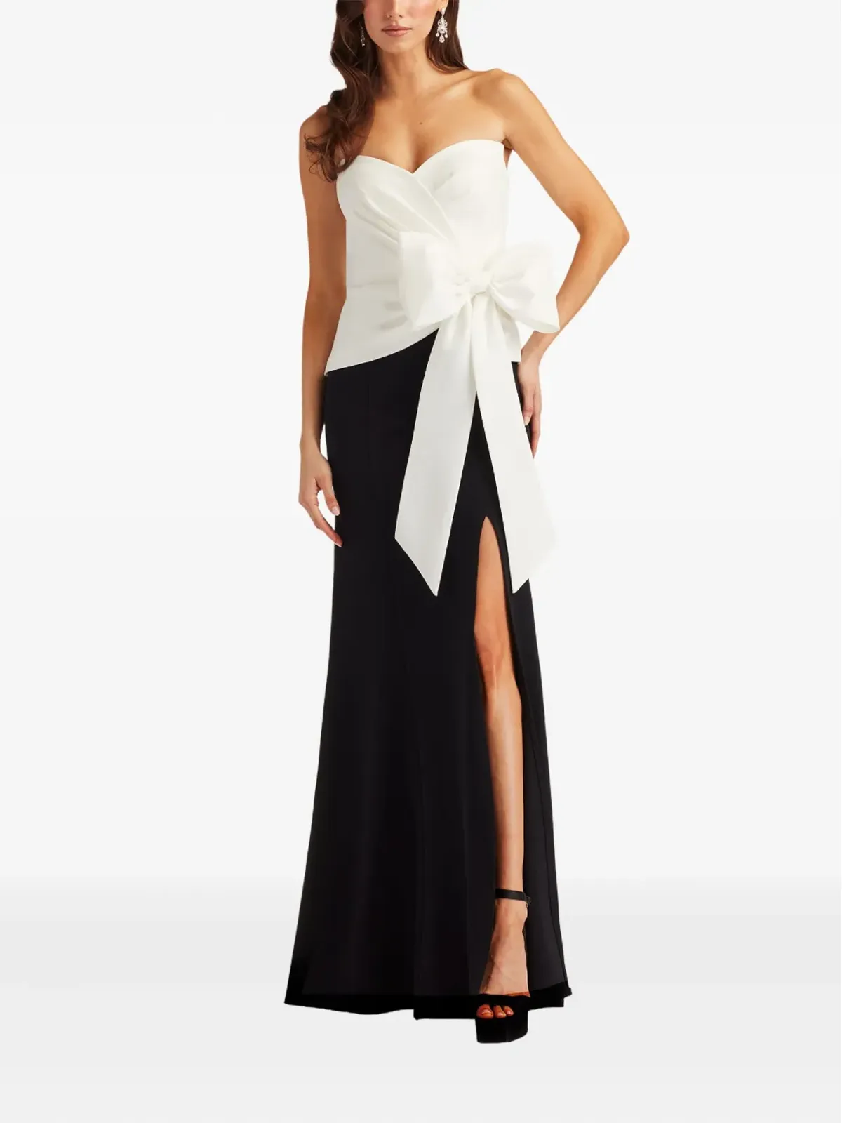 Tadashi Shoji リボンディテール付きストラップレスマキシドレス - 画像2