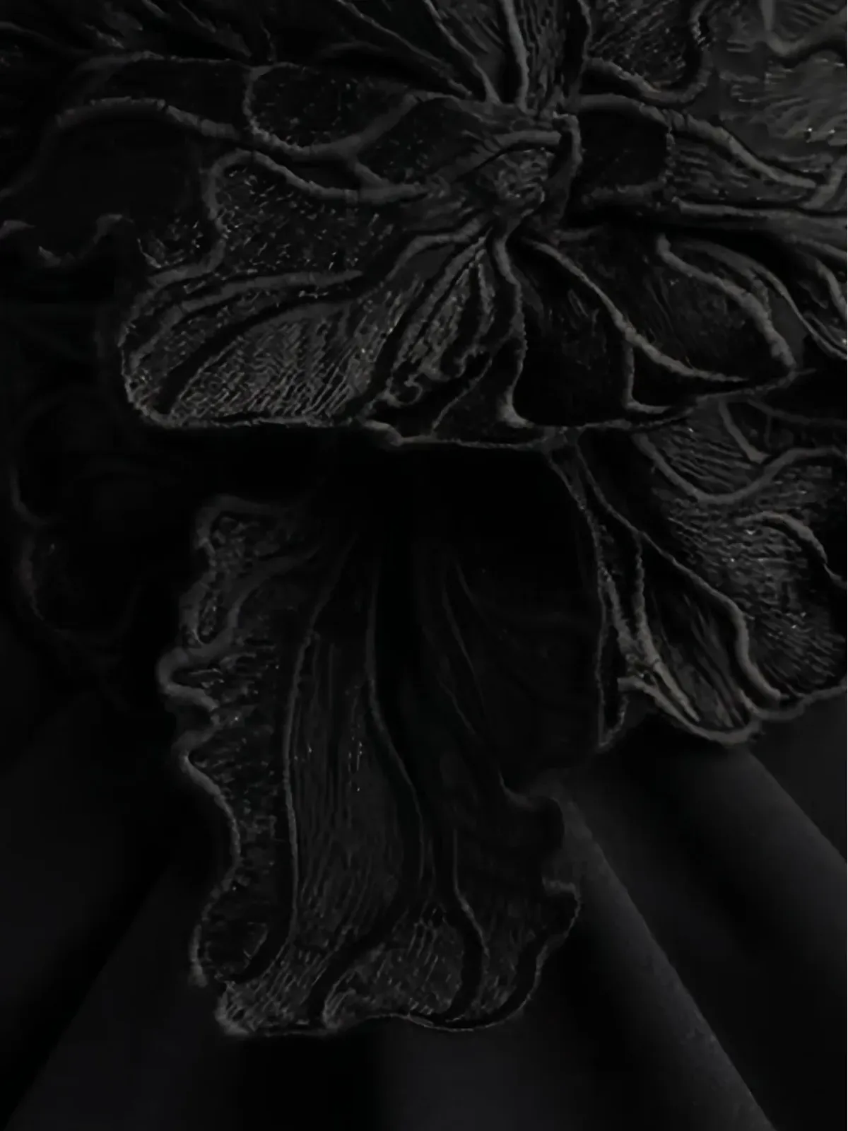 Tadashi Shoji 花刺繍入りVネックのイブニングドレス - 画像5