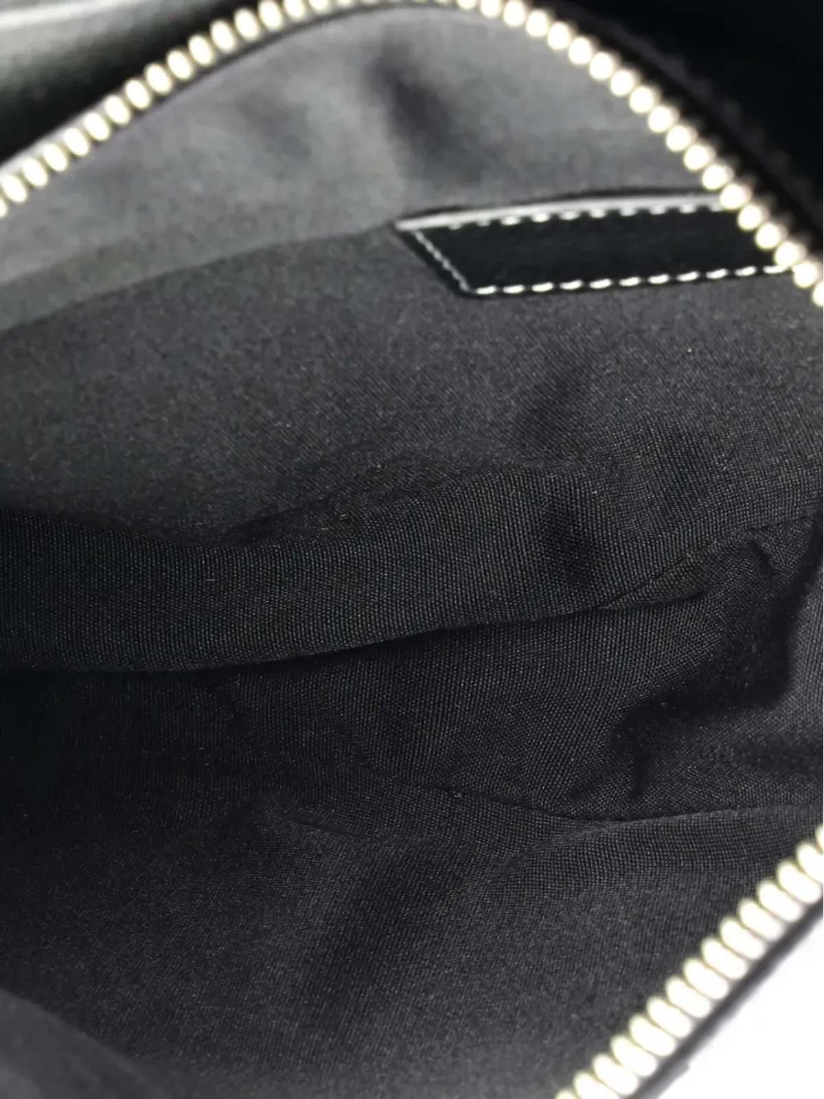 Christian Dior ビンテージ KAWS サドルレザー アップリケ付き クロスボディバッグ - 画像5