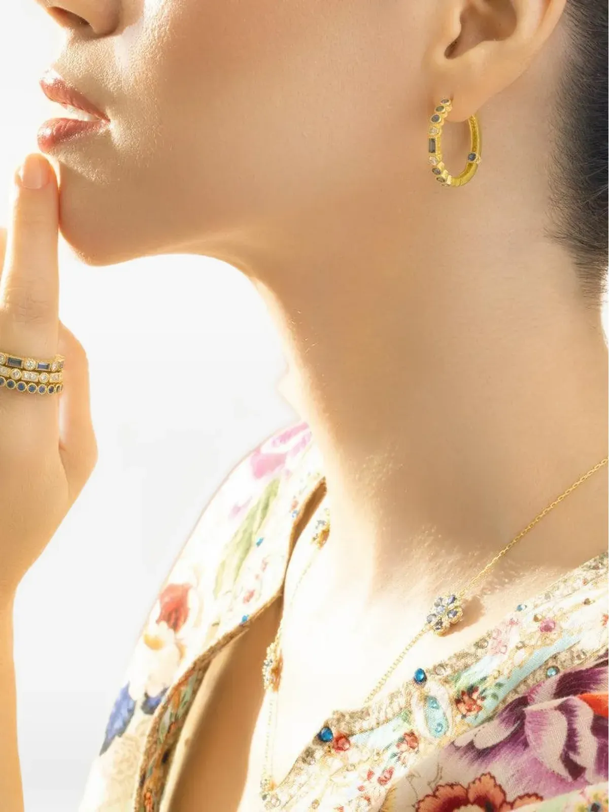 Tanya Farah 18K イエローゴールド サファイア フープピアス - 画像2