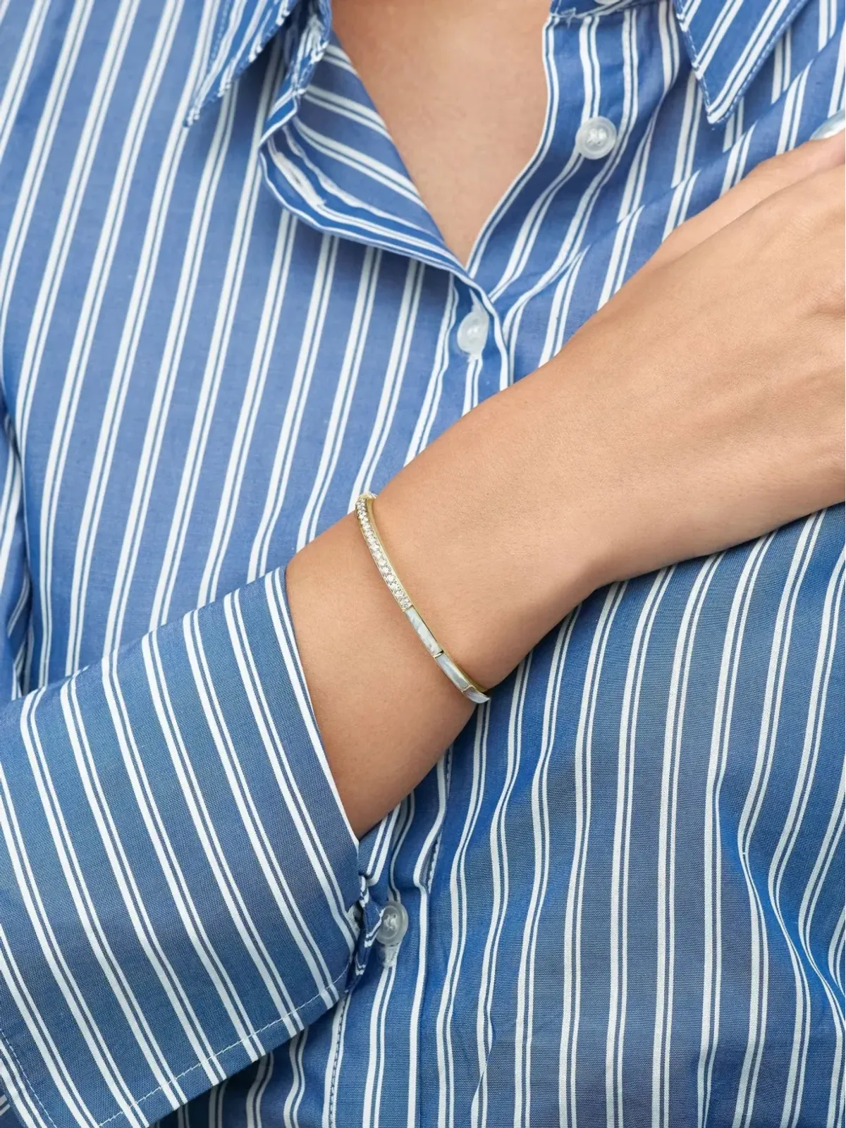 Jewels Aficionado 18Kイエローゴールド マザーオブパールとダイヤモンド バングルブレスレット - 画像2