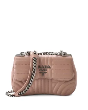 Prada ビンテージ Curved Flap Chain Diagramme Quilted Leather ミニショルダーバッグ - ピンク - サムネイル1
