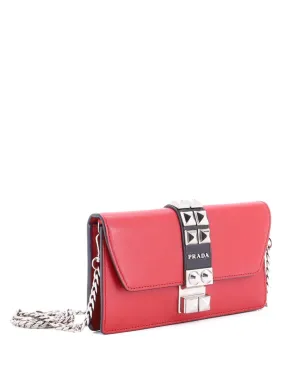 Prada ビンテージ Elektra ウォレット・オン・チェーン スタッズ入りレザー クラッチバッグ - レッド - サムネイル1