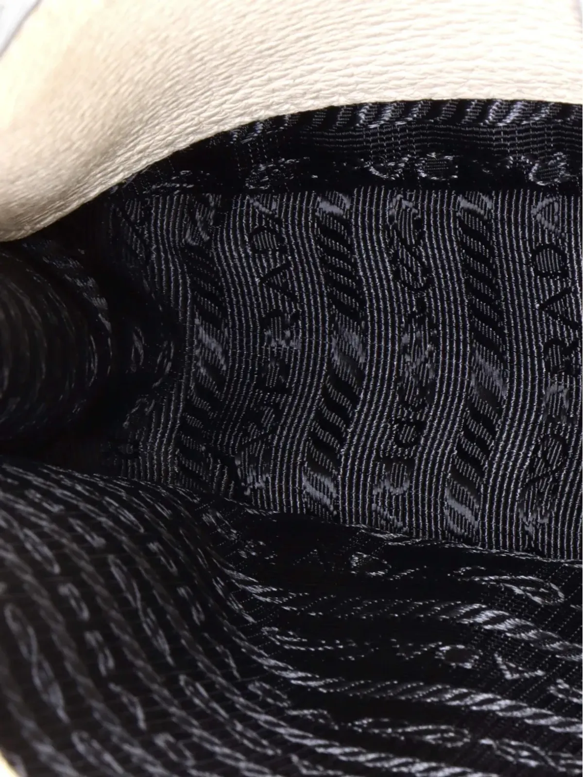 Prada ビンテージ ロゴストラップ ヴィテロ ダイーノ ミニ クロスボディ バッグ - Neutrals - 画像4