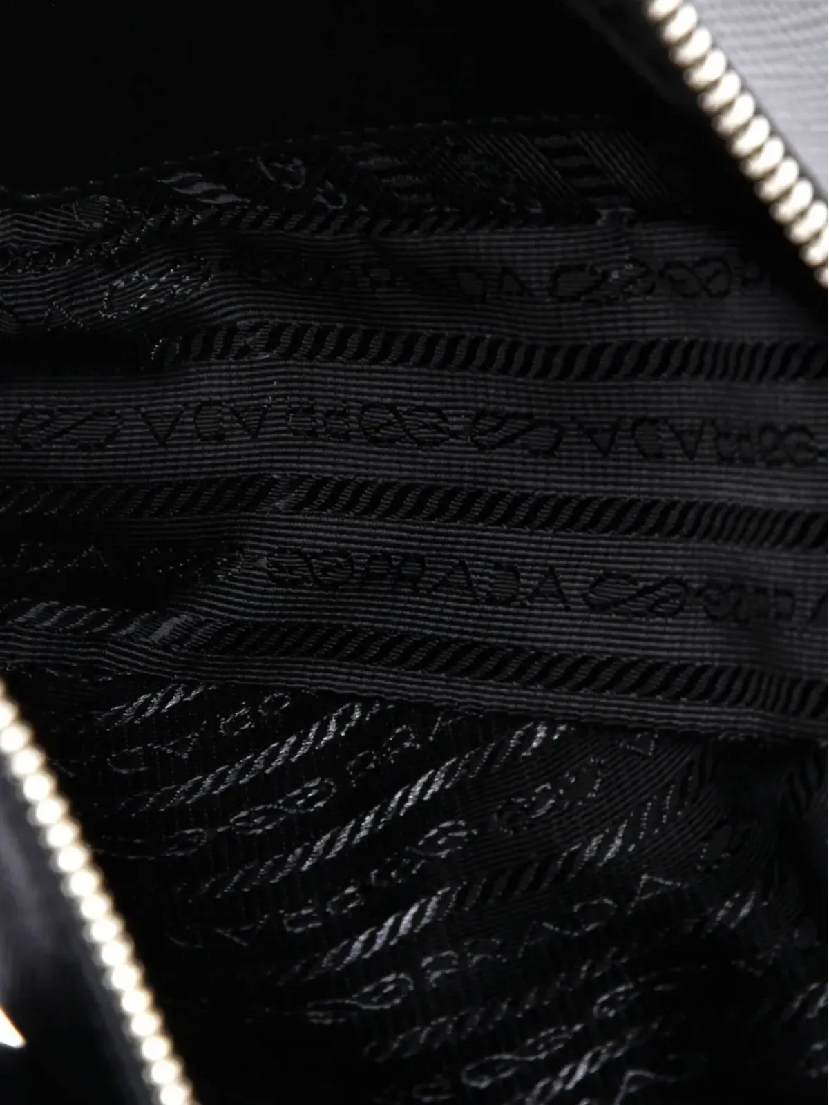 Prada ビンテージ ダブルトライアングル ロゴ ジップ ショルダーバッグ サフィアーノレザーとレザー ブラック - 画像4