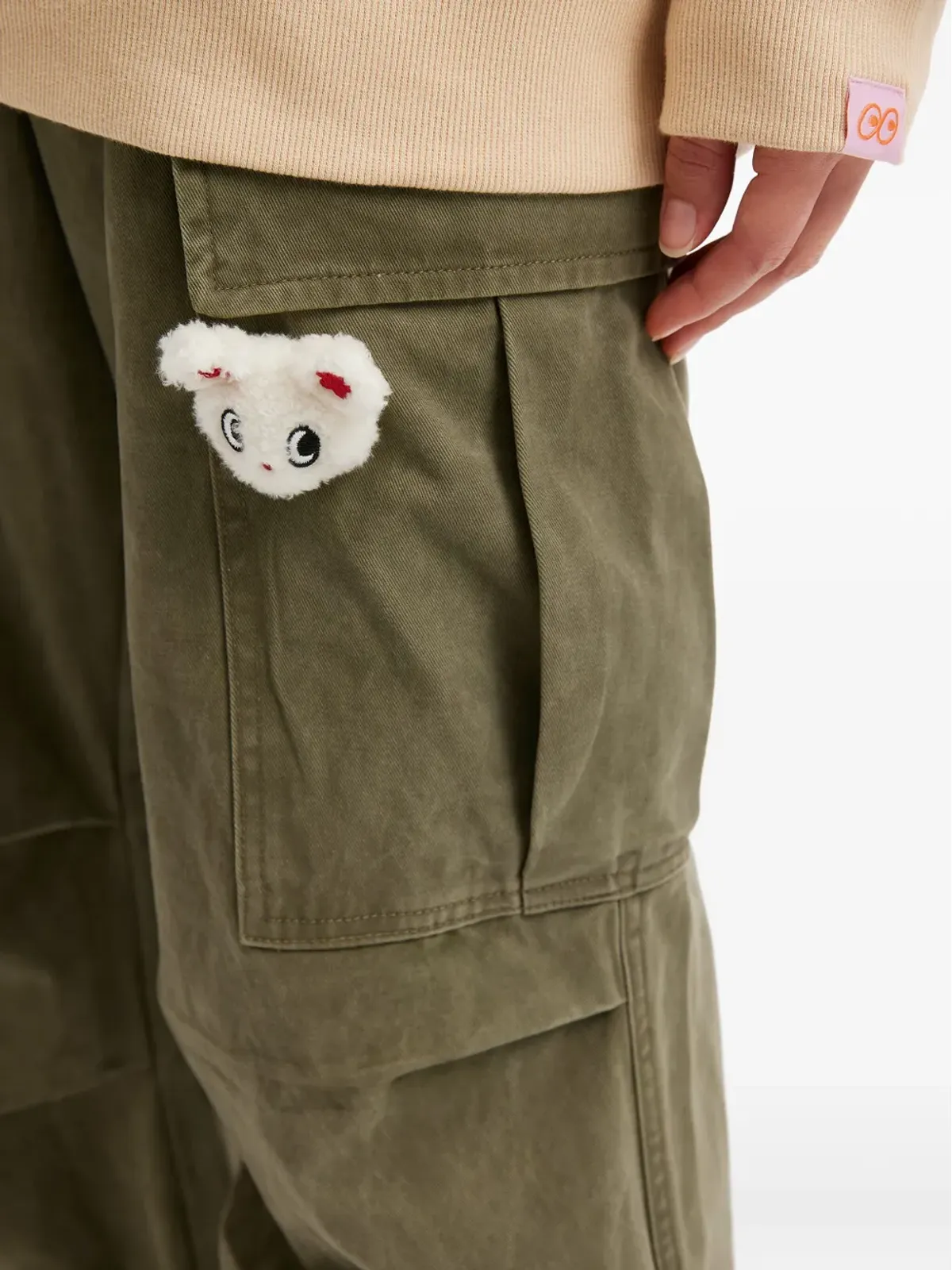 Mini Cream 花のアップリケカーゴパンツ - 画像5