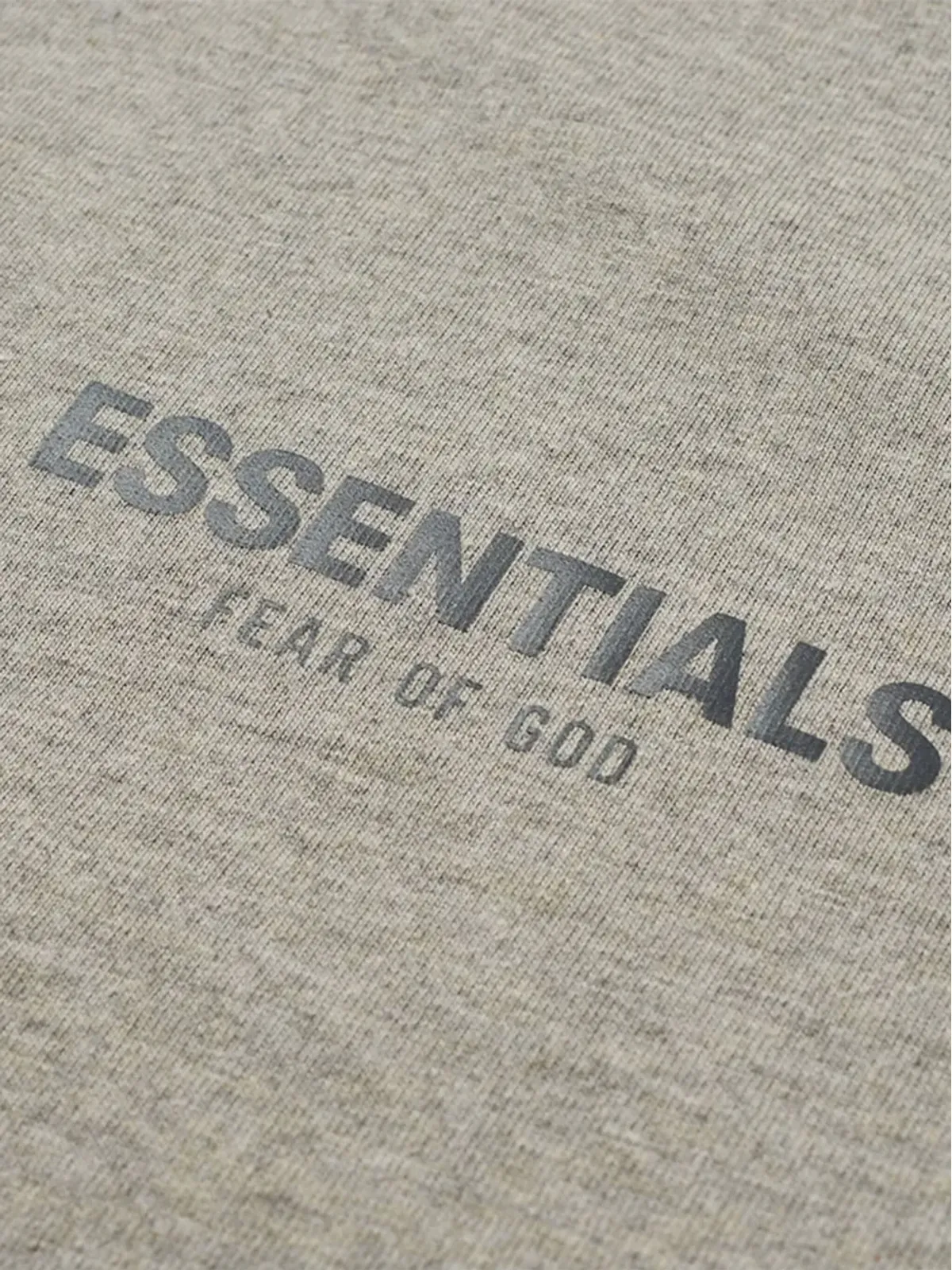 FEAR OF GOD ESSENTIALS コアコレクション ロゴTシャツ - ニュートラルカラー - 画像2