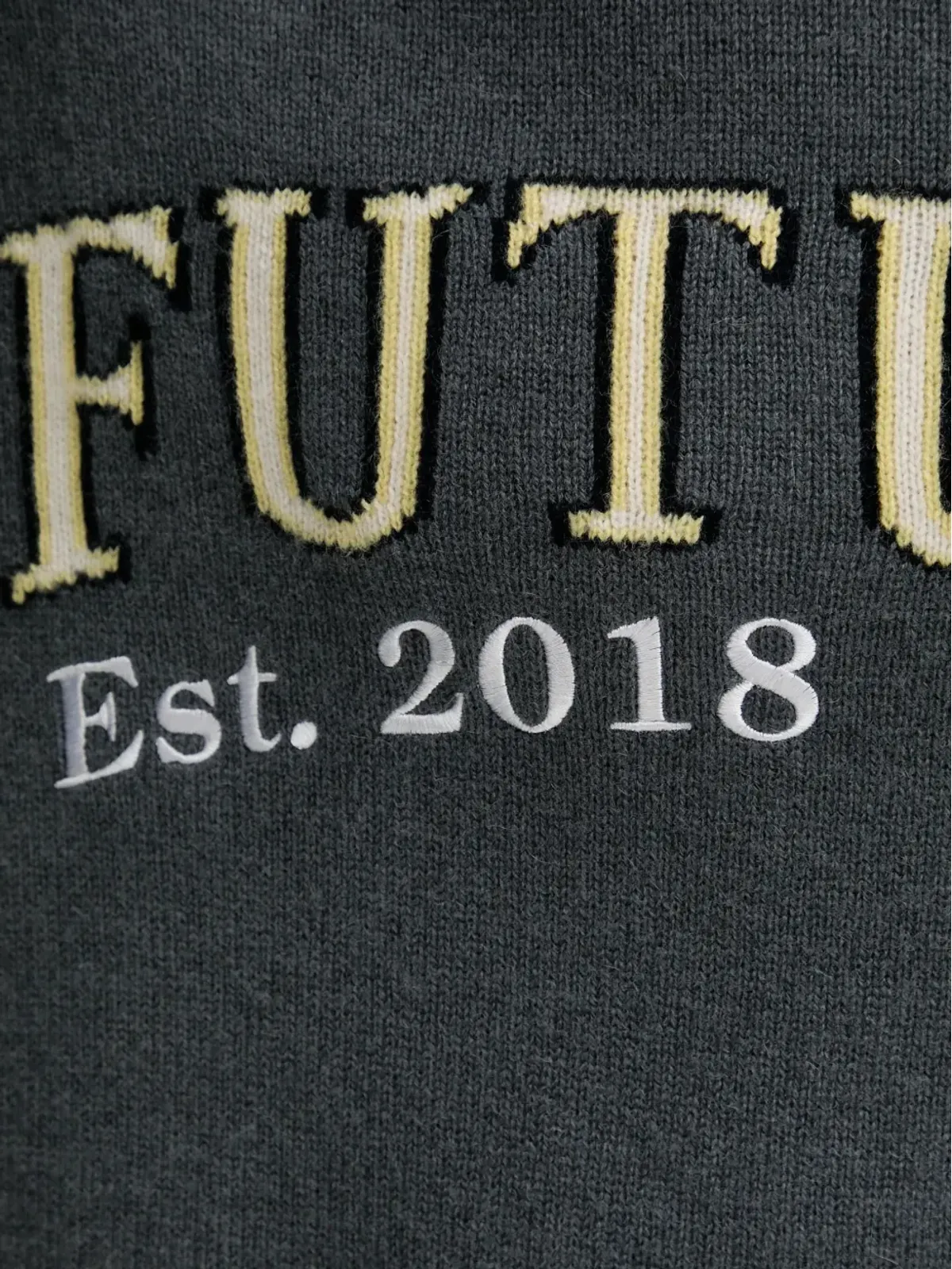 FROM FUTURE グレーの刺繍ロゴ入りクルーネックセーター - 画像4