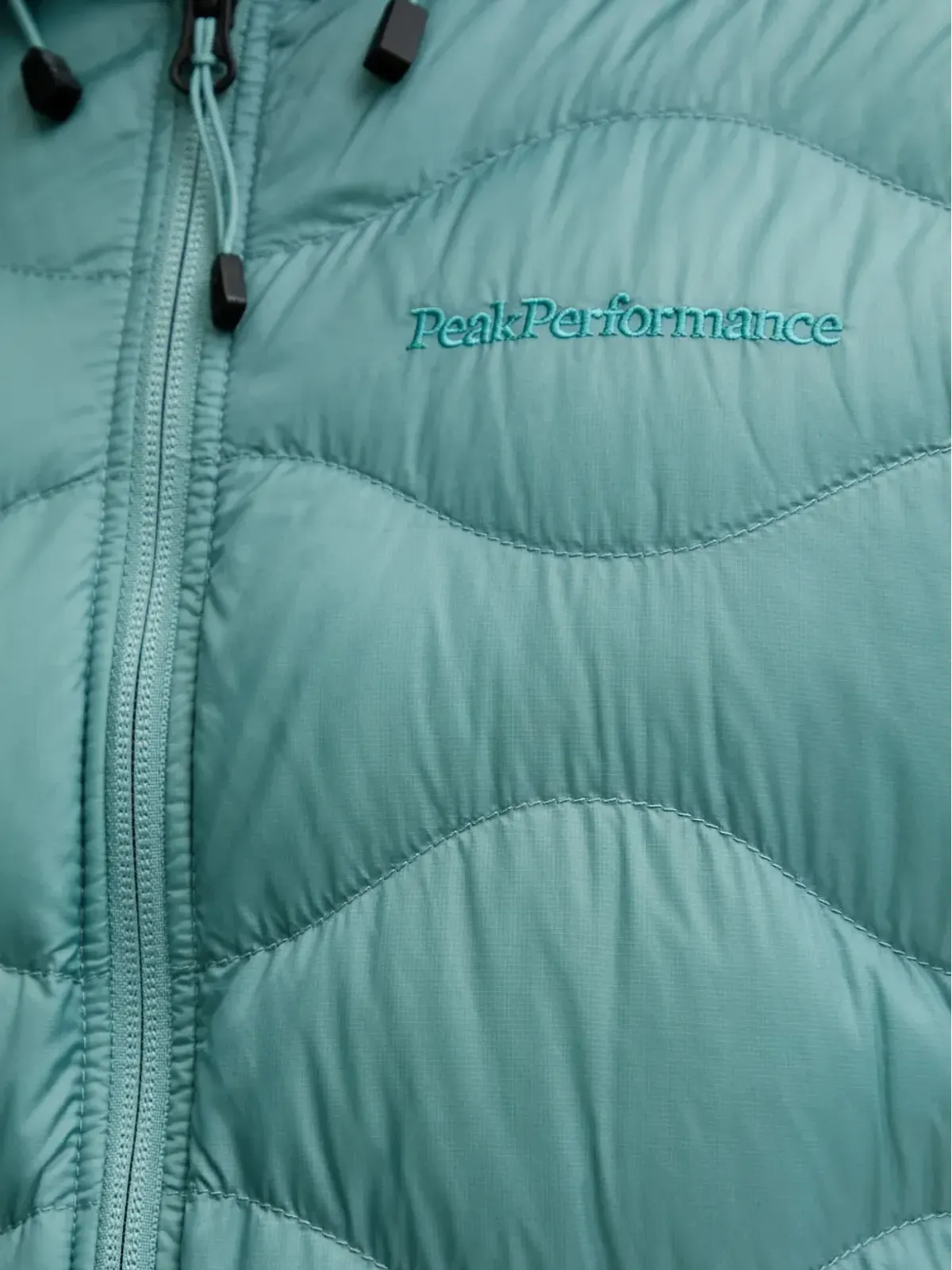 Peak Performance ヘリウム キルテッド フード付き ジャケット - 画像5