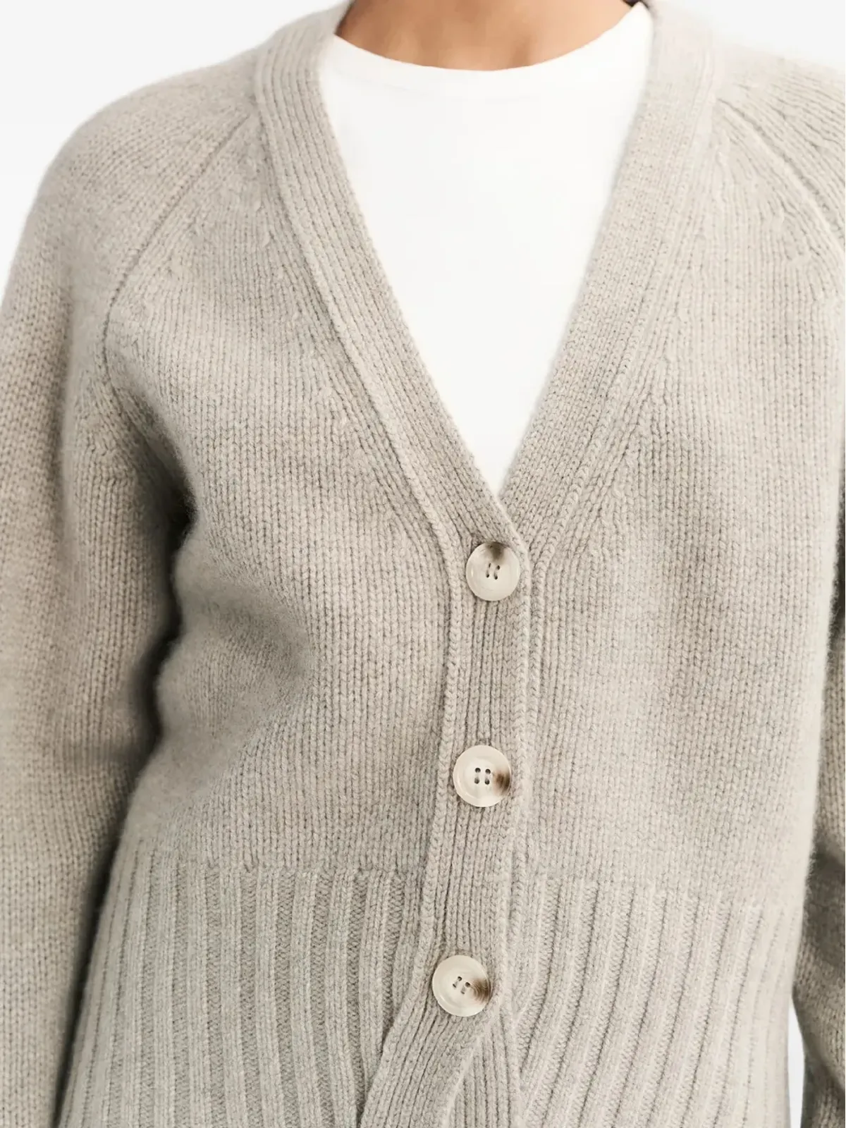 Soft Goat ボタン付きVネックカシミヤカーディガン - 画像5