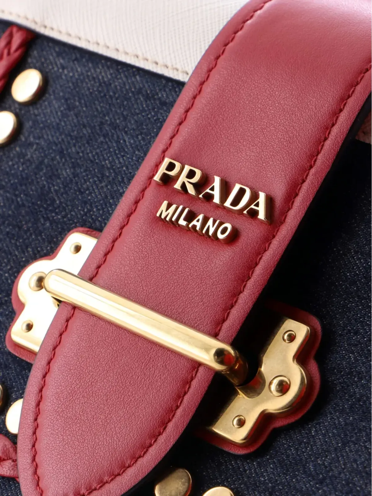 Prada ビンテージ カイエ 装飾付き デニムとレザーの小型クロスボディバッグ ブルー - 画像5