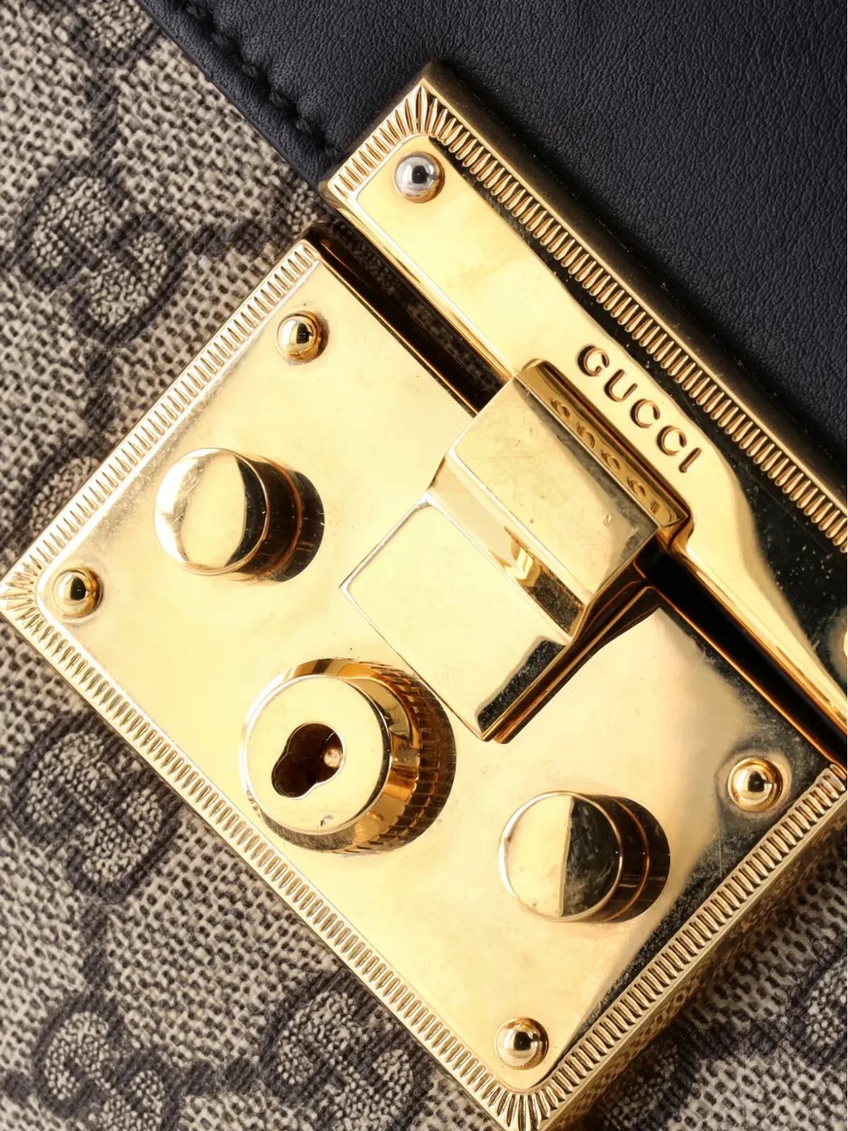 Gucci ビンテージ パドロック GG キャンバスとレザーの大型クラッチバッグ - Neutrals - 画像5