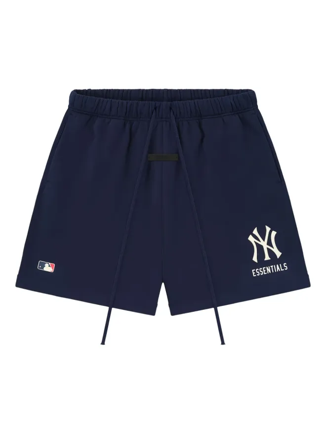 Fear of God ESSENTIALS FEAR OF GOD ESSENTIALS x MLB Yankees エラスティケーテッド ロゴ ショーツ - ブルーの商品画像