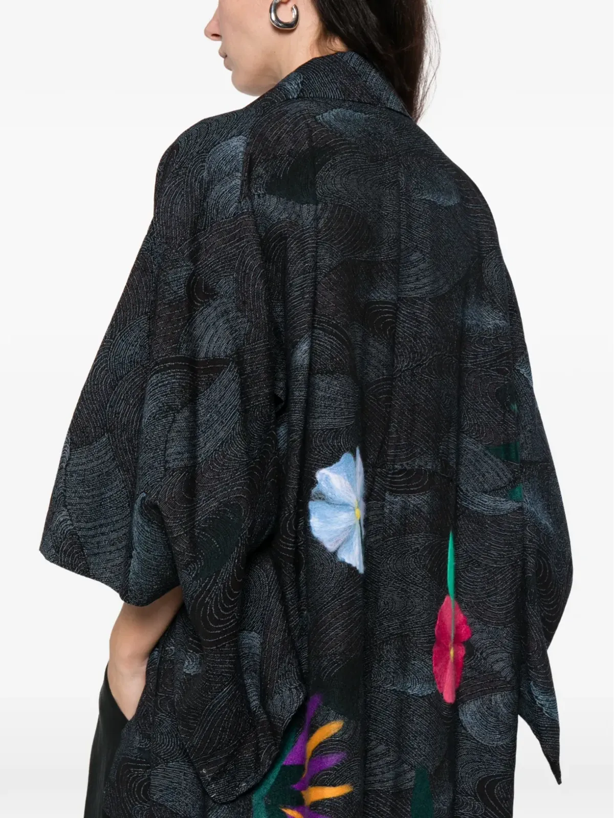 A.N.G.E.L.O. Vintage Upcycling アップサイクル花柄アップリケ付きキモノ - ブラック - 画像5