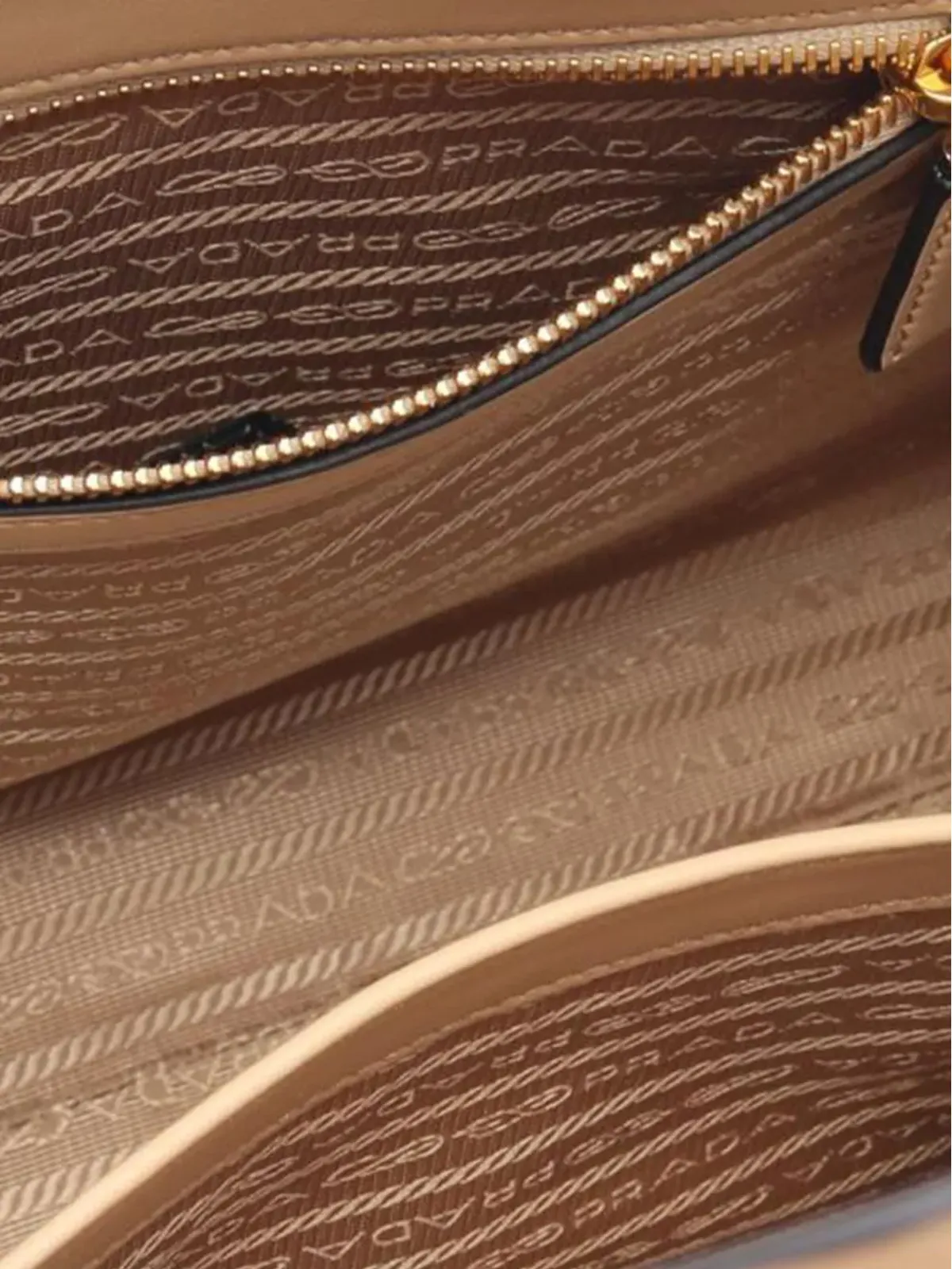 Prada ビンテージ 2010-2025 小さめソフトカーフ シンボル サッチェル ブラウン - 画像4