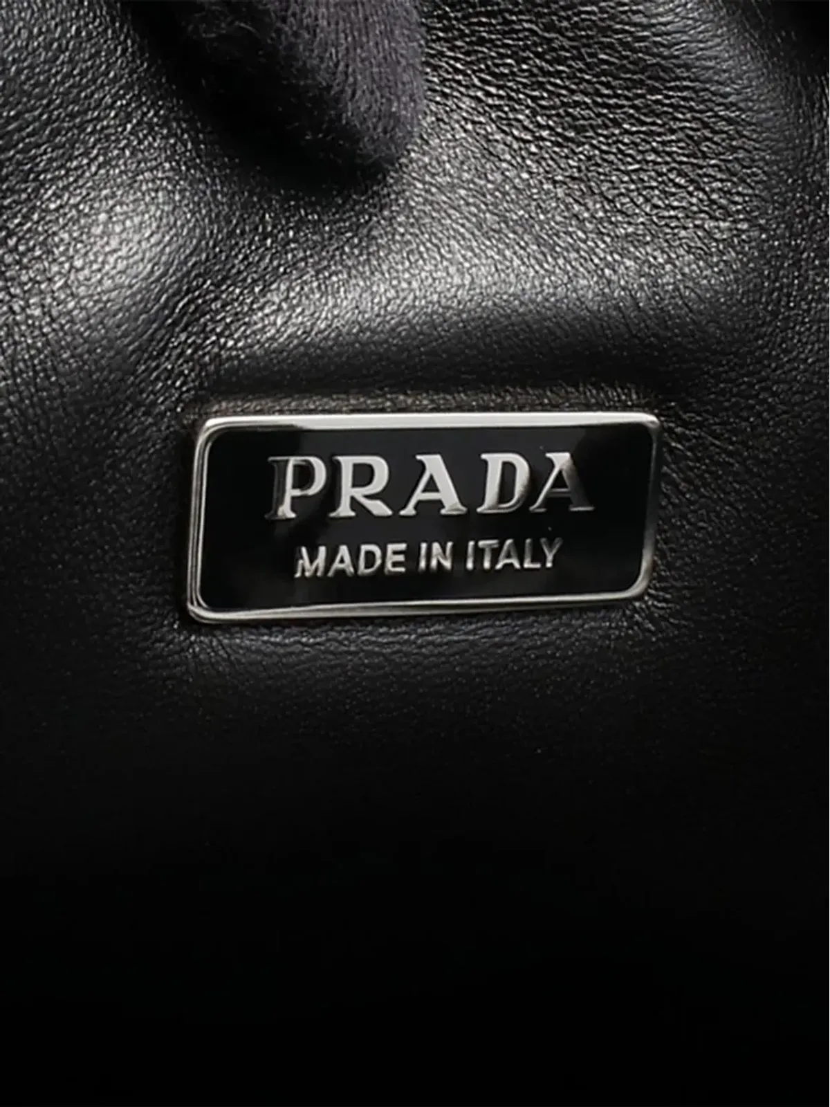 Prada ビンテージ パッド入りソフトナッパレザー ハンドバッグ ブラック - 画像5