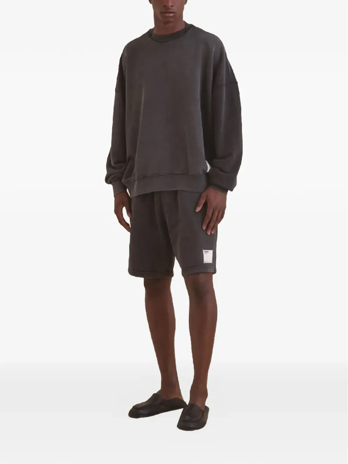 WOC グレーのショートパンツ - 画像2