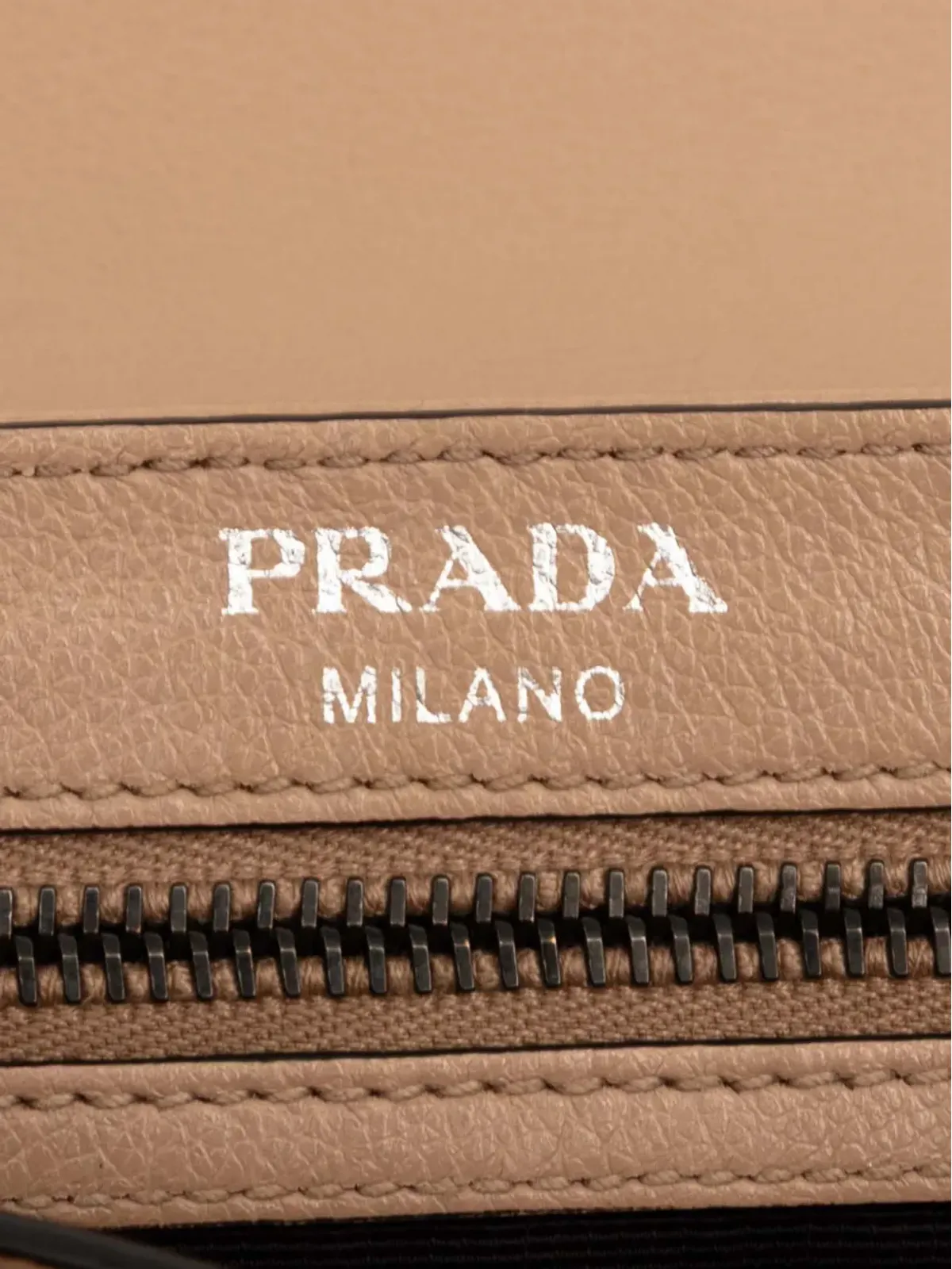 ビンテージ Prada 2000-2025 グラス カーフスキン スタッズ クロスボディバッグ - ブラウン - 画像4