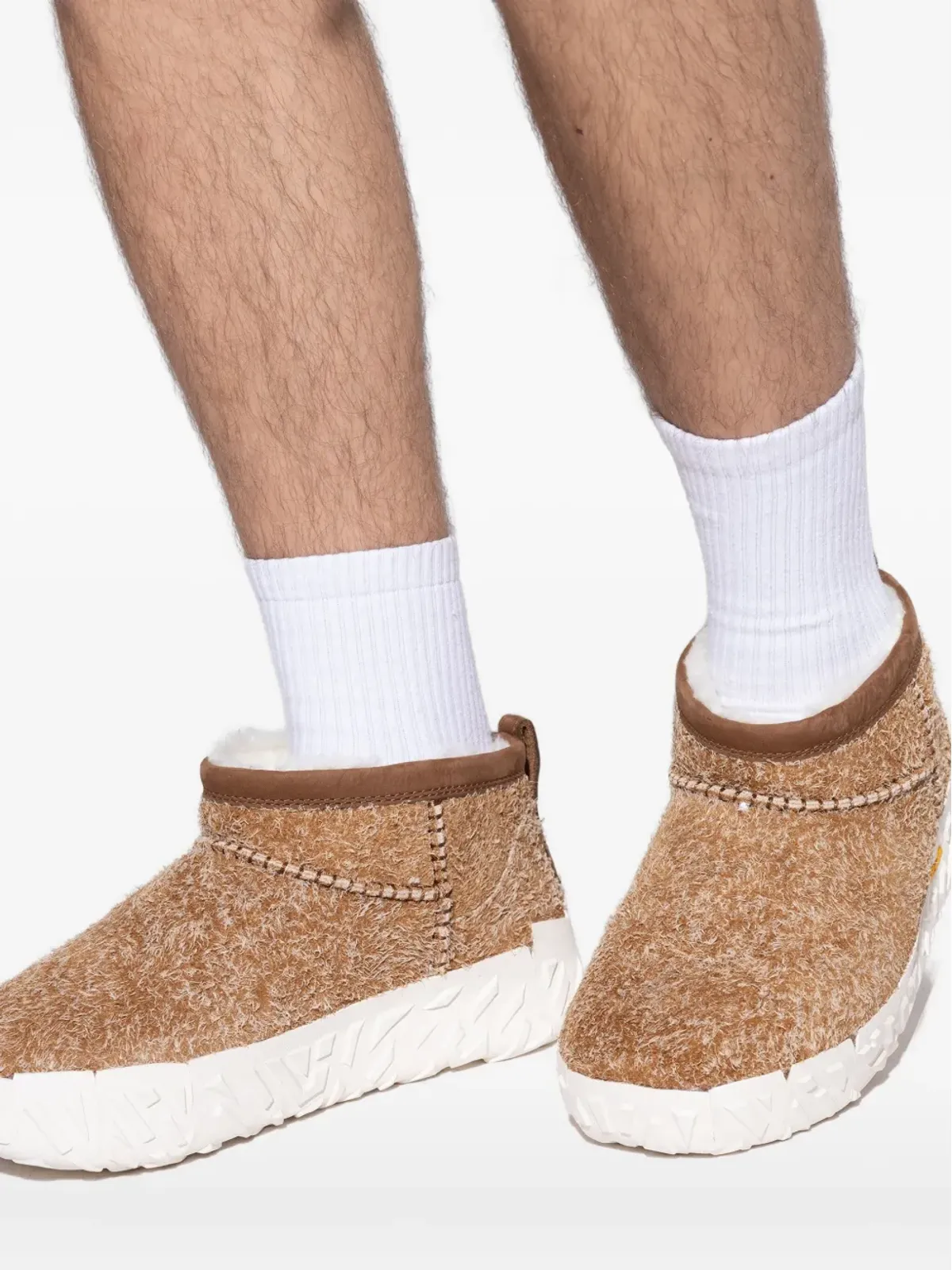 UGG クラシック・ウルトラ・ミニ スエード テクスチャード ブーツ - ブラウン - 画像4